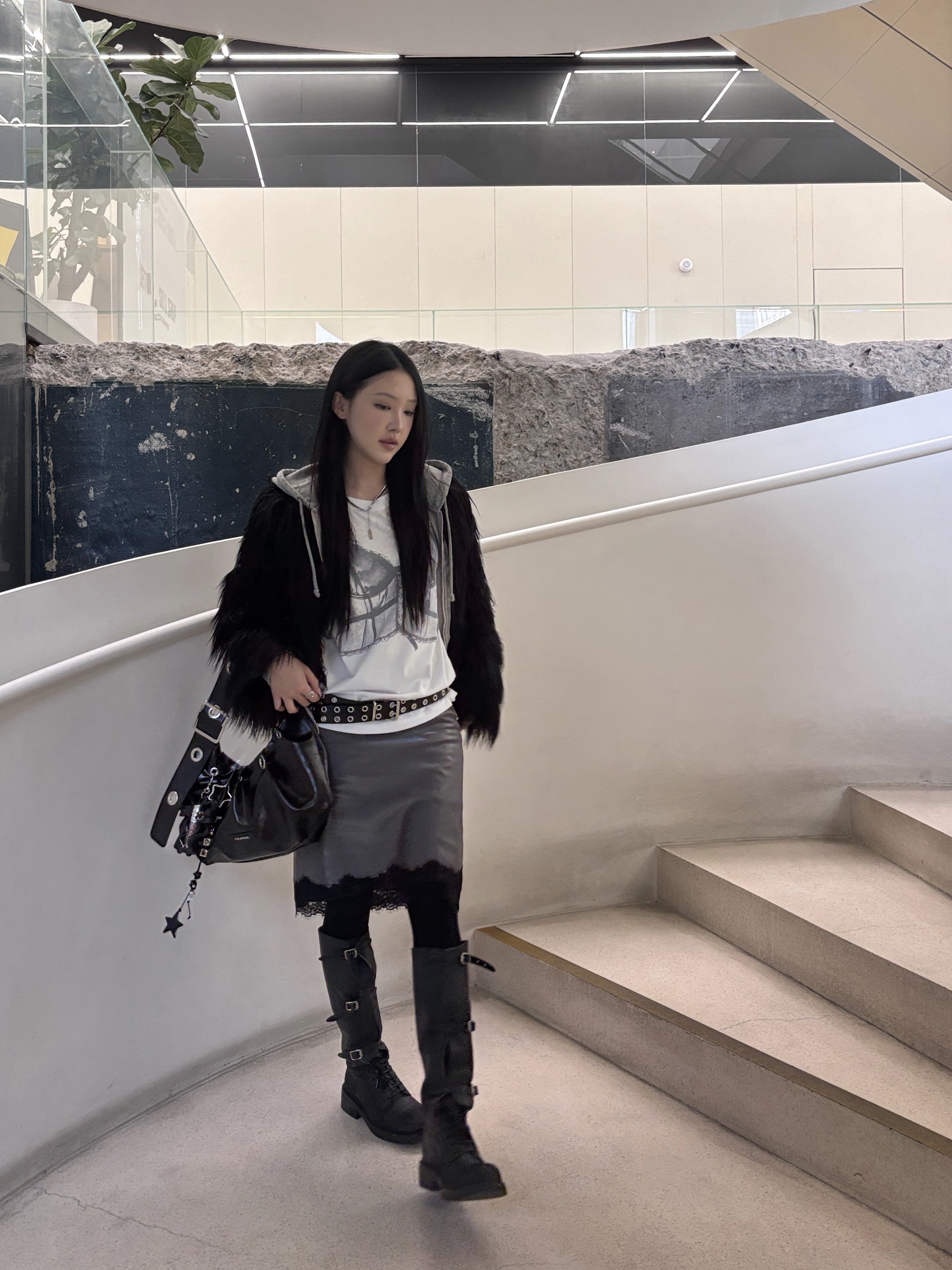 For Appeal Carry Light Hobo Bag  Black 착용 스타일