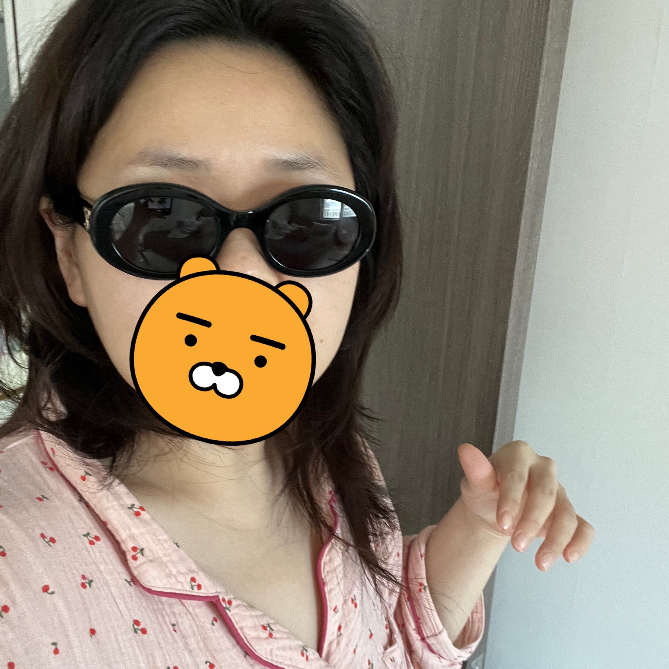 (W) Celine Triomphe 01 Sunglasses in Acetate Black 착용 스타일 - 2