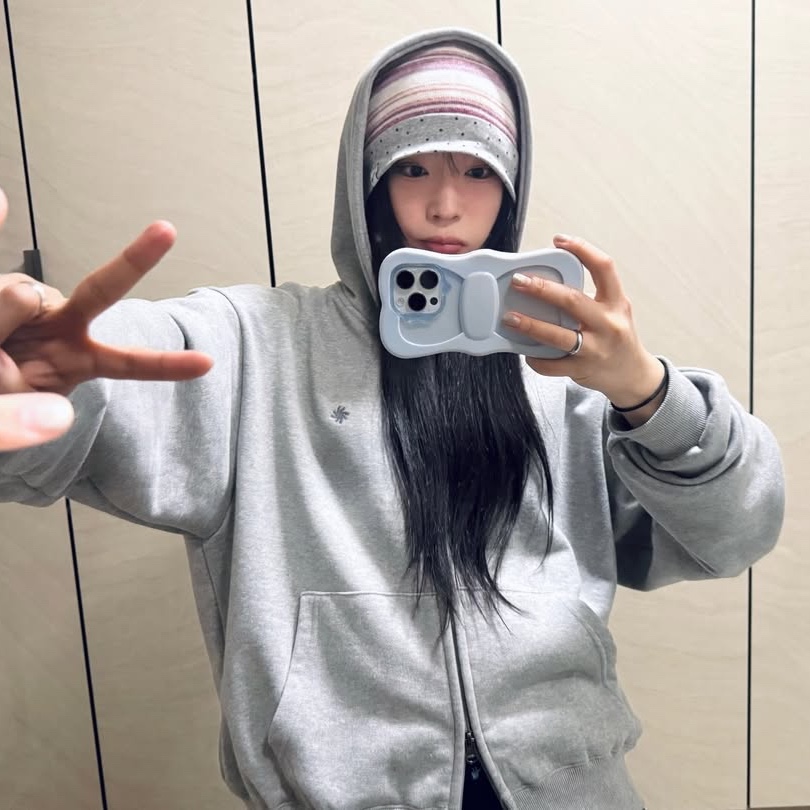 SLOW RECORD HOUSE Crop Hood Zip-Up Grey 착용 스타일 - 2