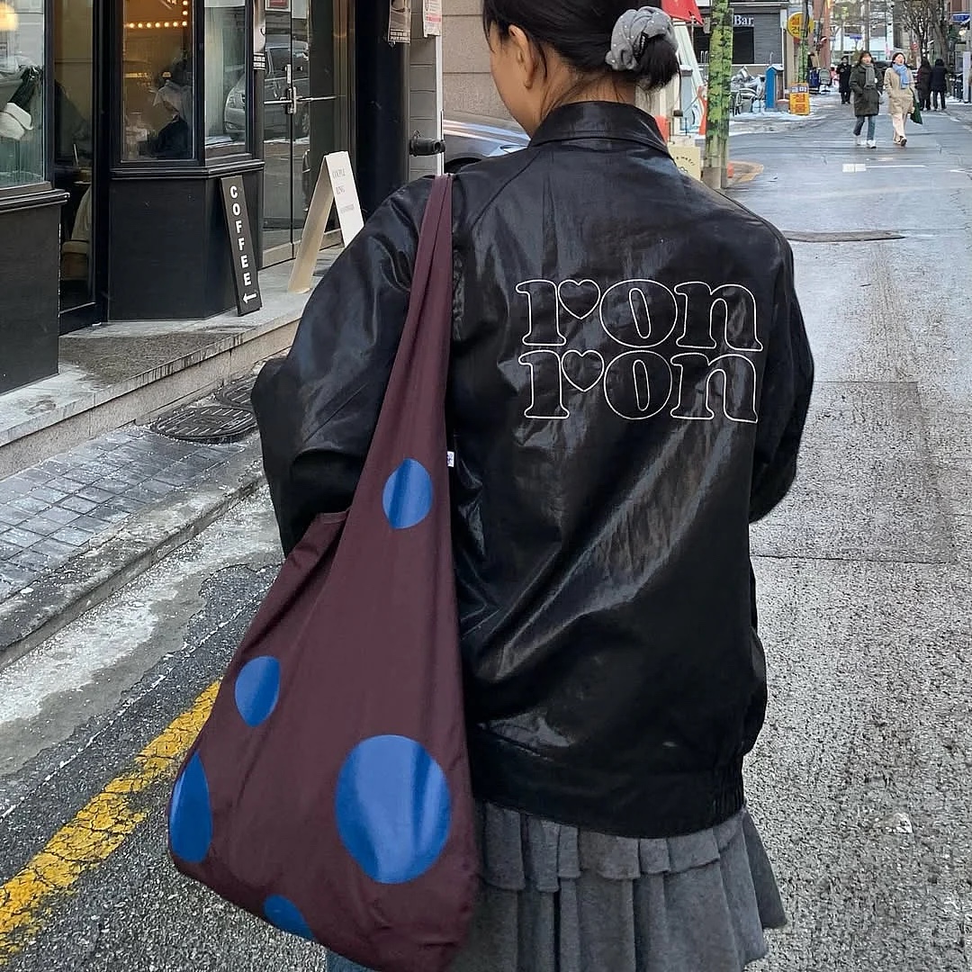 ACOC Dot Bubble Bag Brown 착용 스타일 - 2