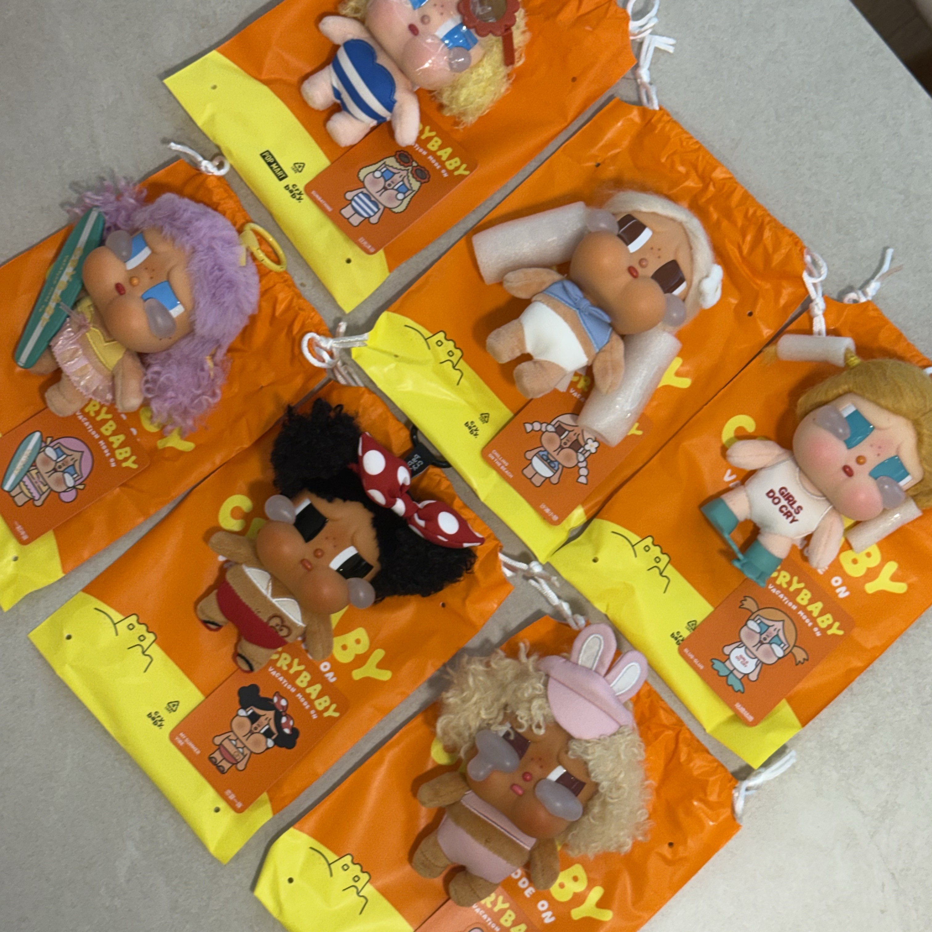 Pop Mart Crybaby Vacation Mode On Series Vinyl Plush Pendant Sealed Case (6 Blind Boxes) 착용 스타일
