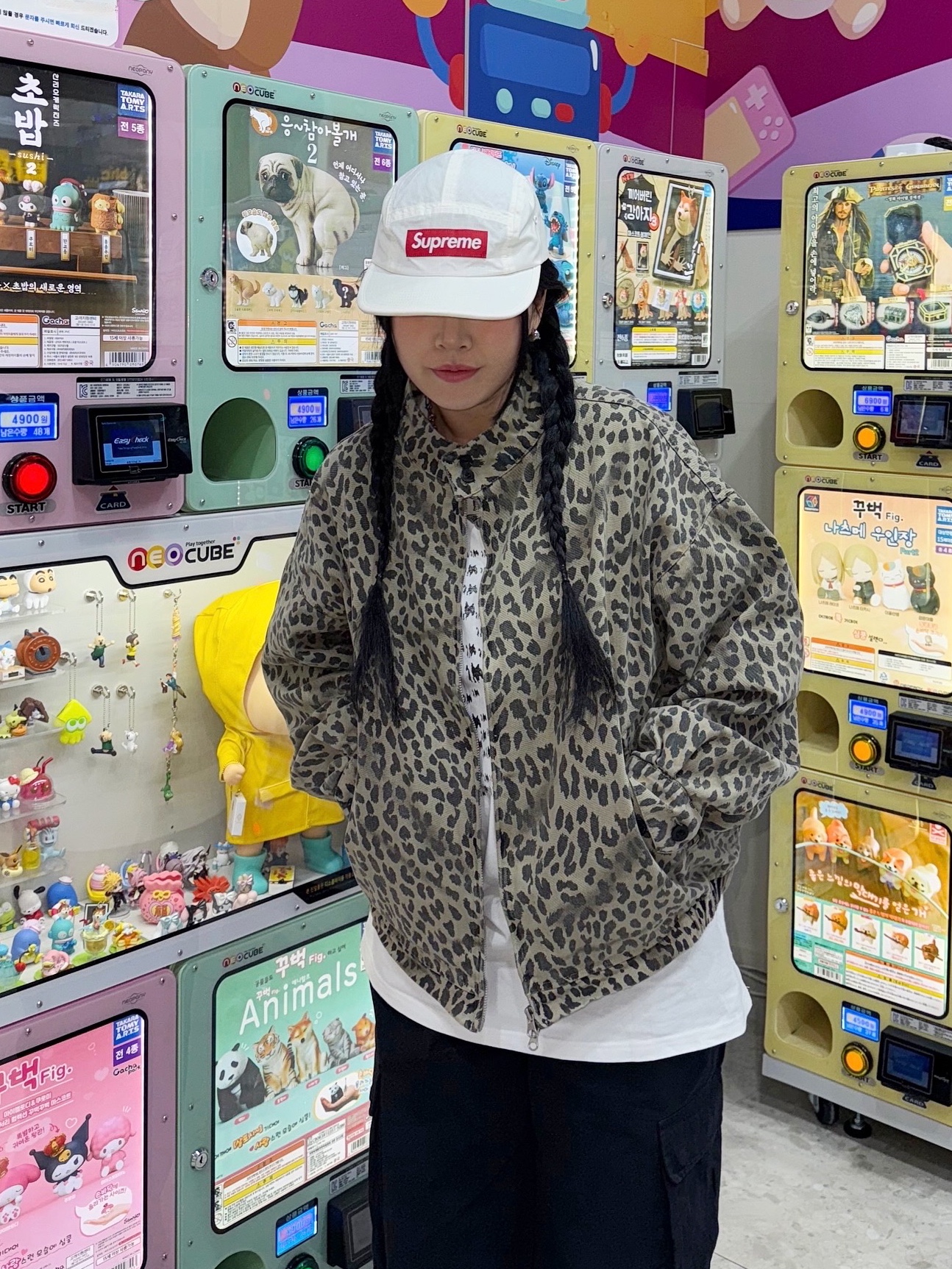 QT8 GARMENTS Washed Leopard Harrington Jacket Beige 착용 스타일 - 2