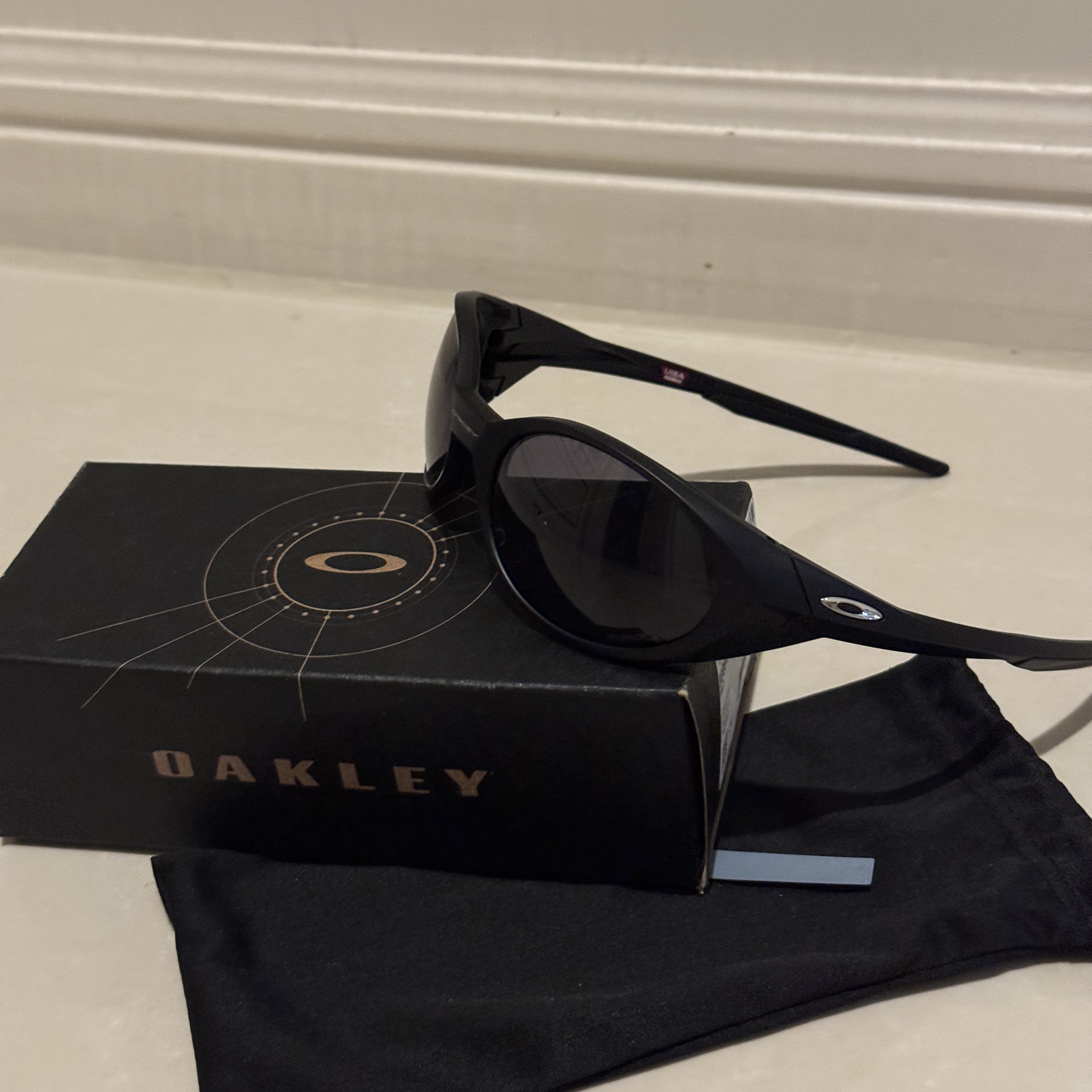 Oakley Eye Jacket Redux Matte Black Frame Prizm Grey Lenses High Bridge Fit 착용 스타일 - 2
