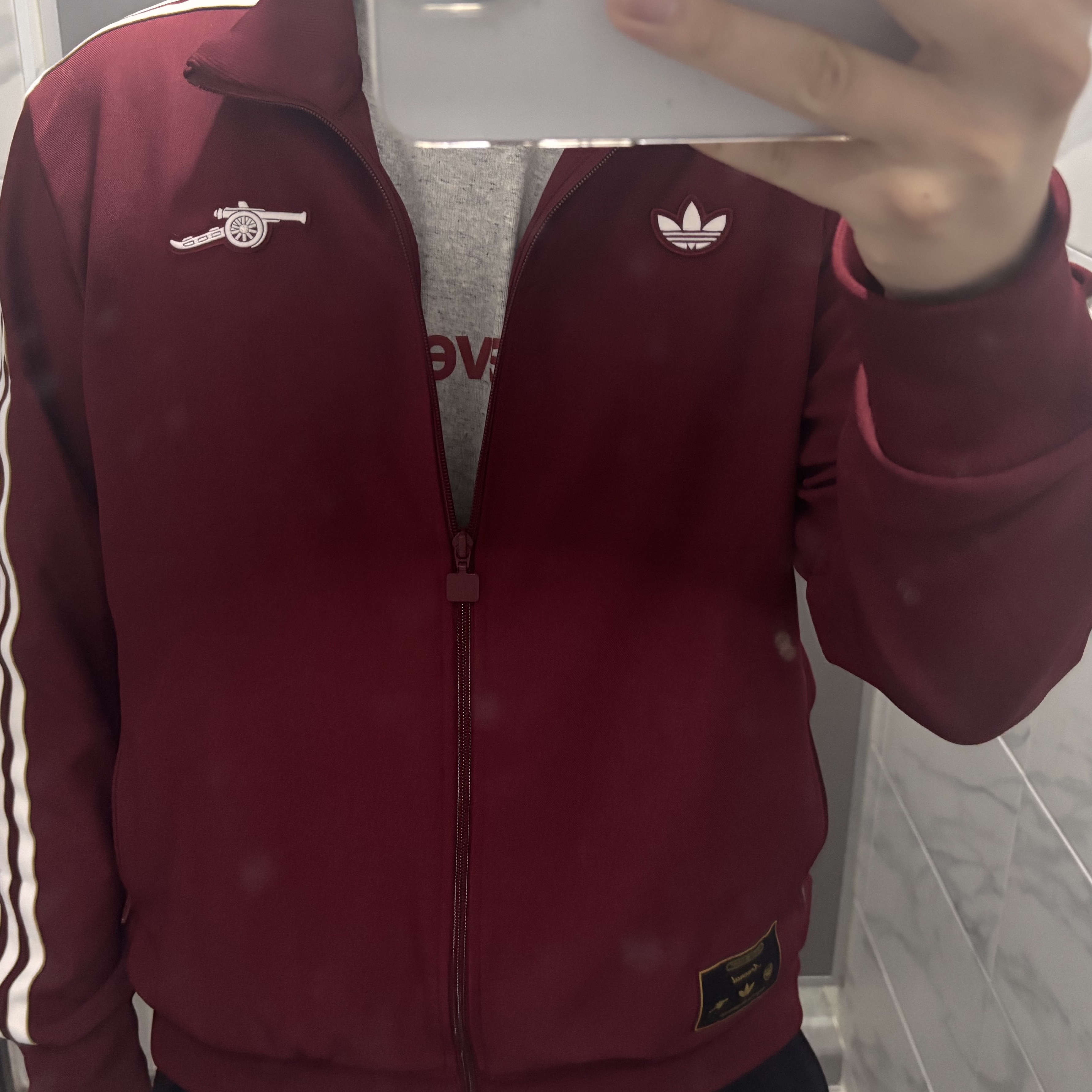 Adidas Arsenal Terrace Icon Track Top Team Coll Burgundy 2 - KR Sizing, Thisisneverthat T-Logo T-Shirt Heather Grey 착용 스타일 - 2