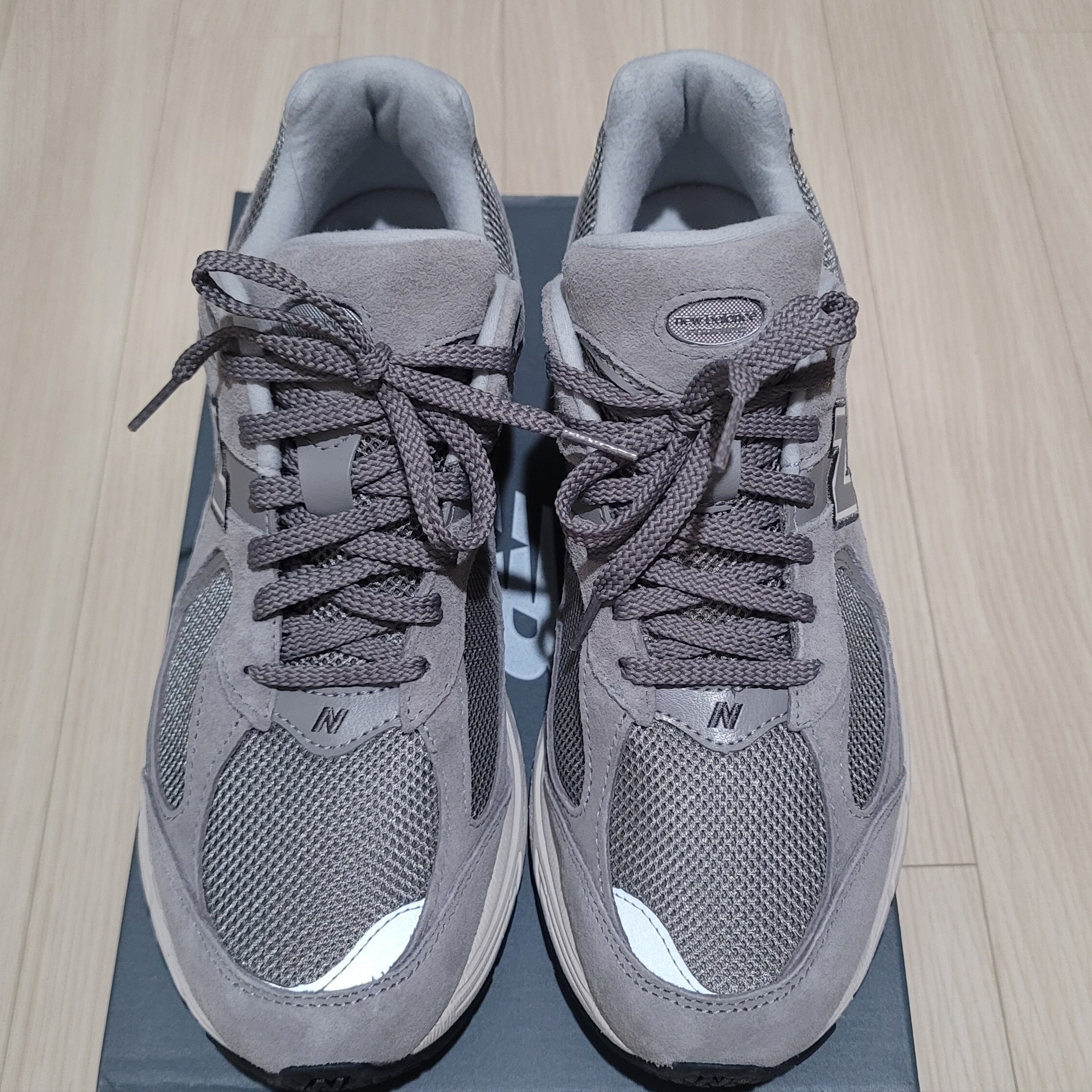 New Balance 2002R Grey 착용 스타일