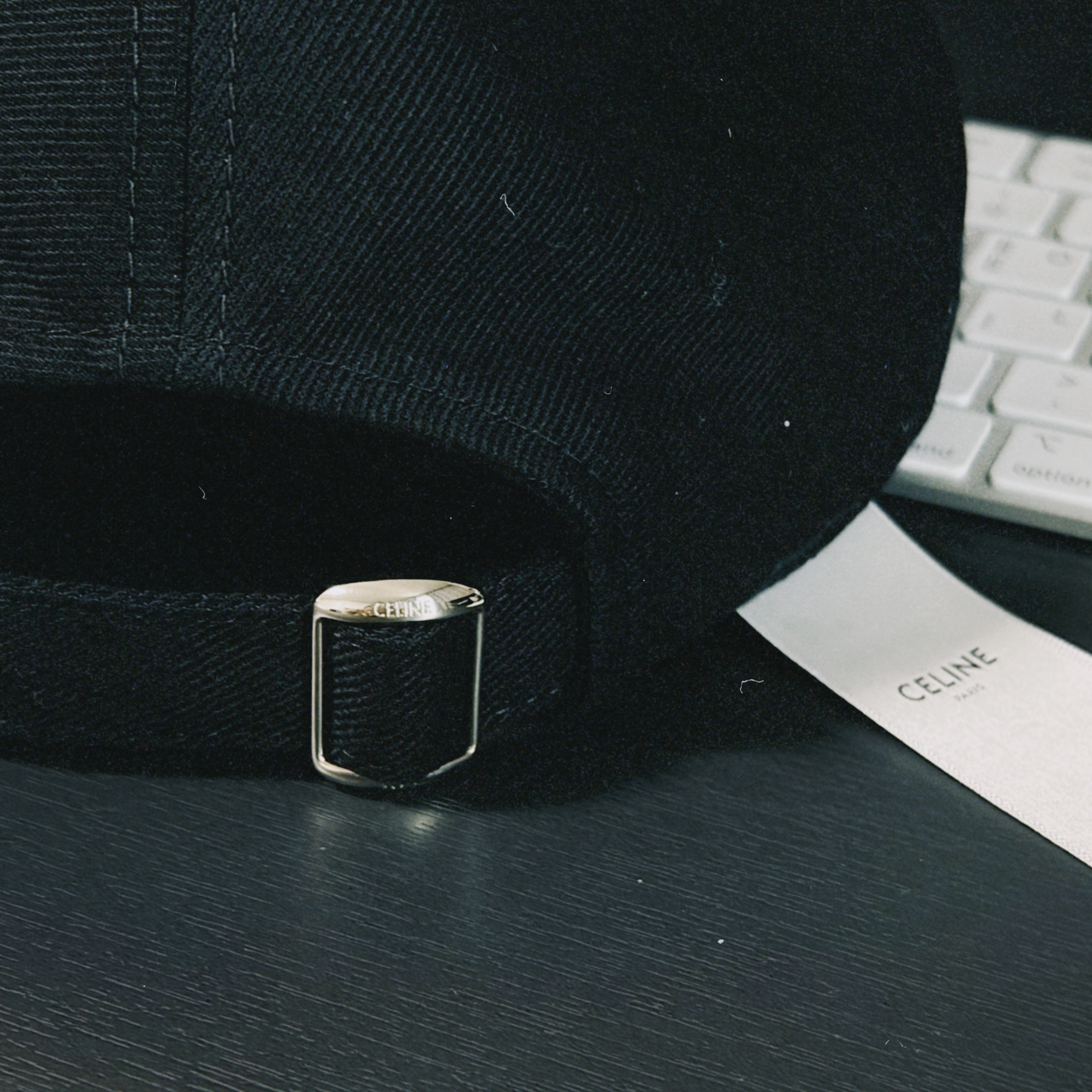 Celine Triomphe Baseball Cap in Cotton Black 착용 스타일 - 2