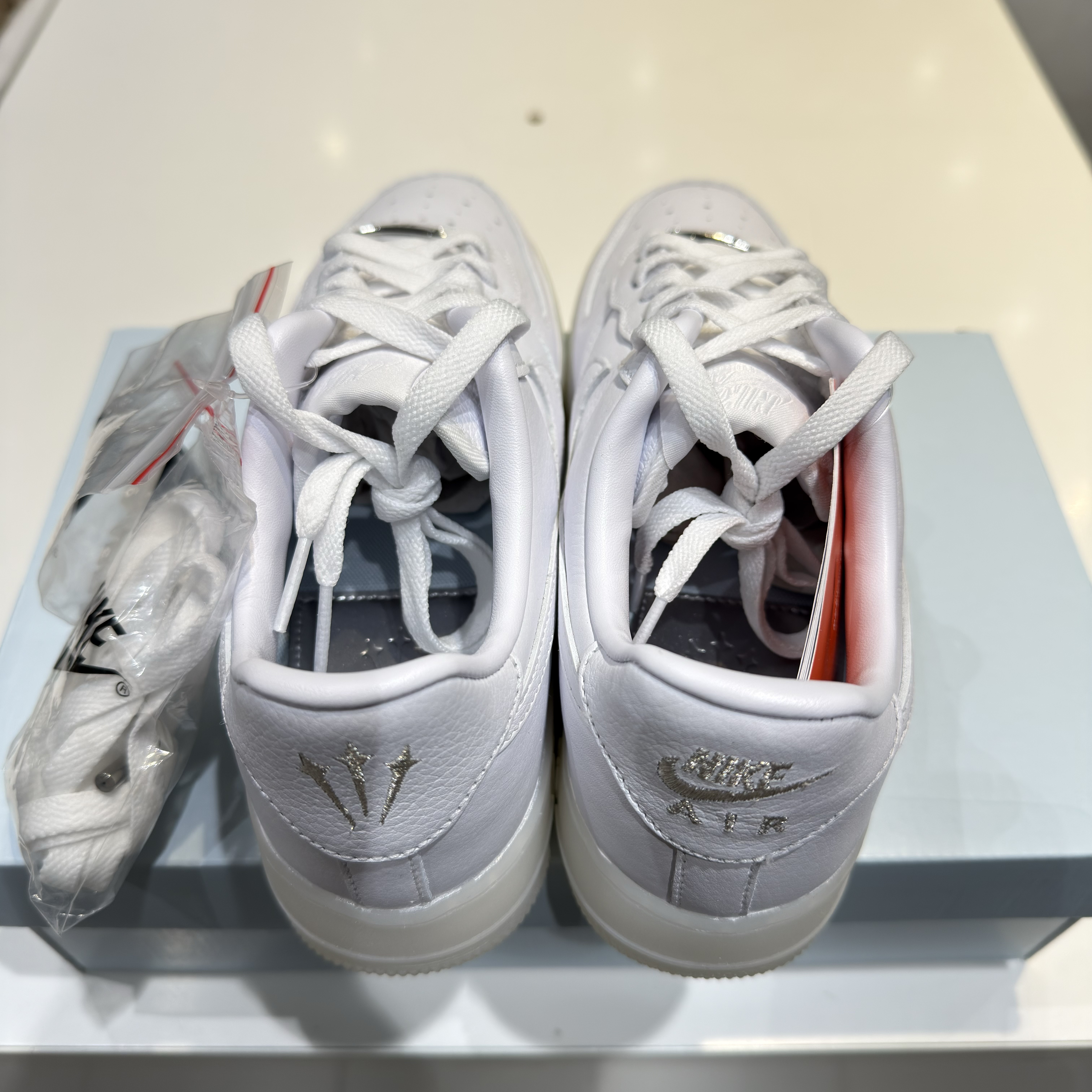 Nike x Drake Nocta Air Force 1 Low SP Certified Lover Boy White Cobalt Tint 착용 스타일 - 3