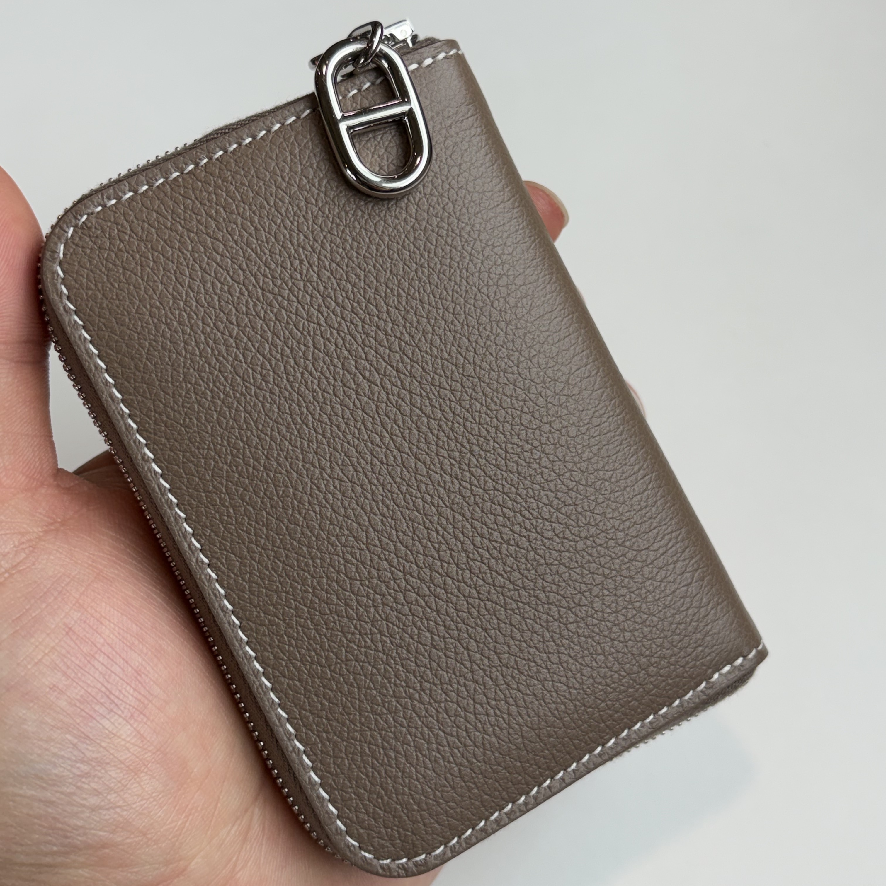 Hermes Zipengo Chaine D'Ancre Card Holder Evercolor & Palladium Etoupe 착용 스타일 - 2
