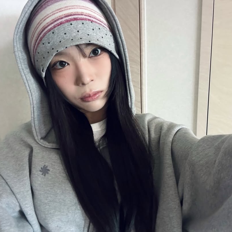 SLOW RECORD HOUSE Crop Hood Zip-Up Grey 착용 스타일 - 3