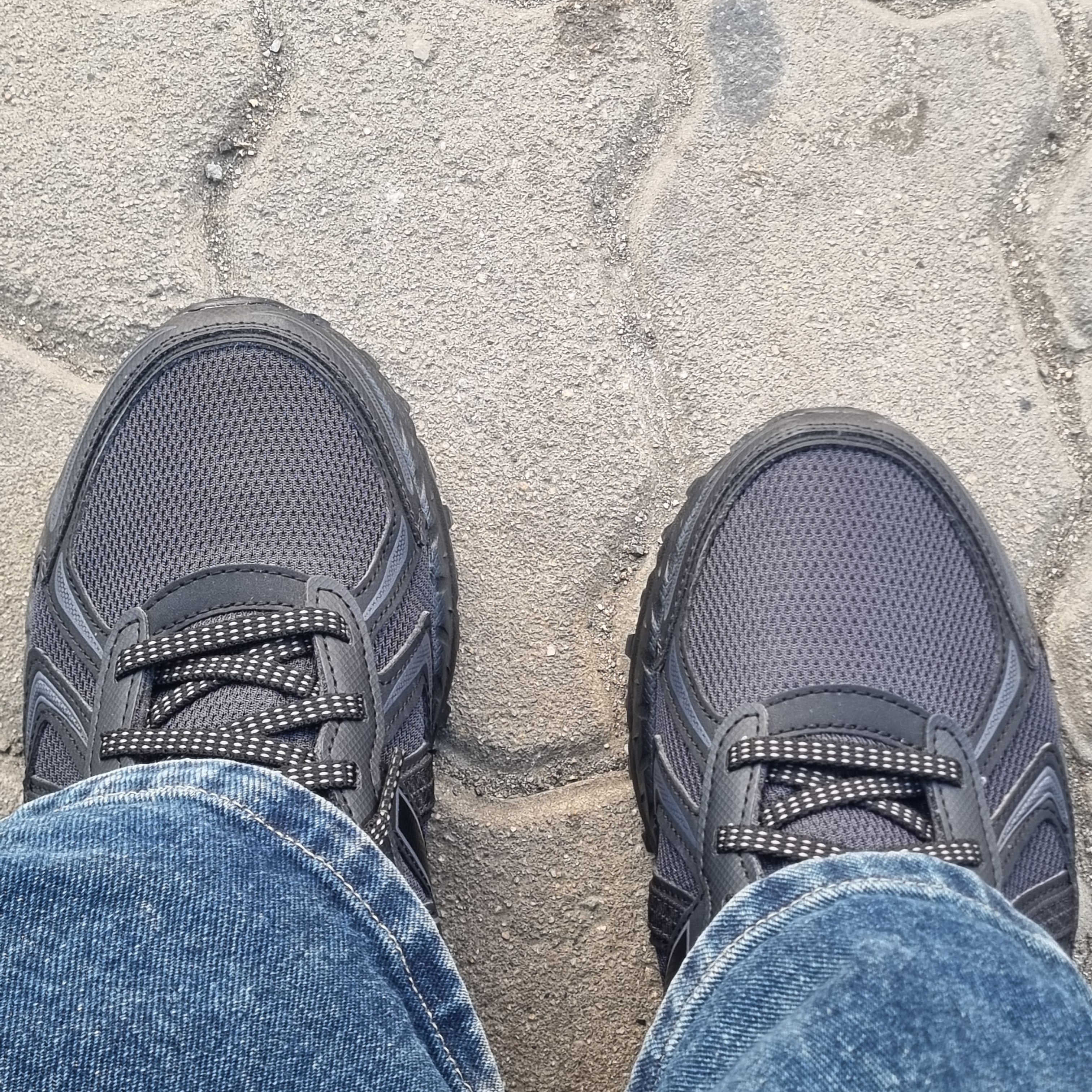 New Balance 410v5 Black - 2E Wide 착용 스타일