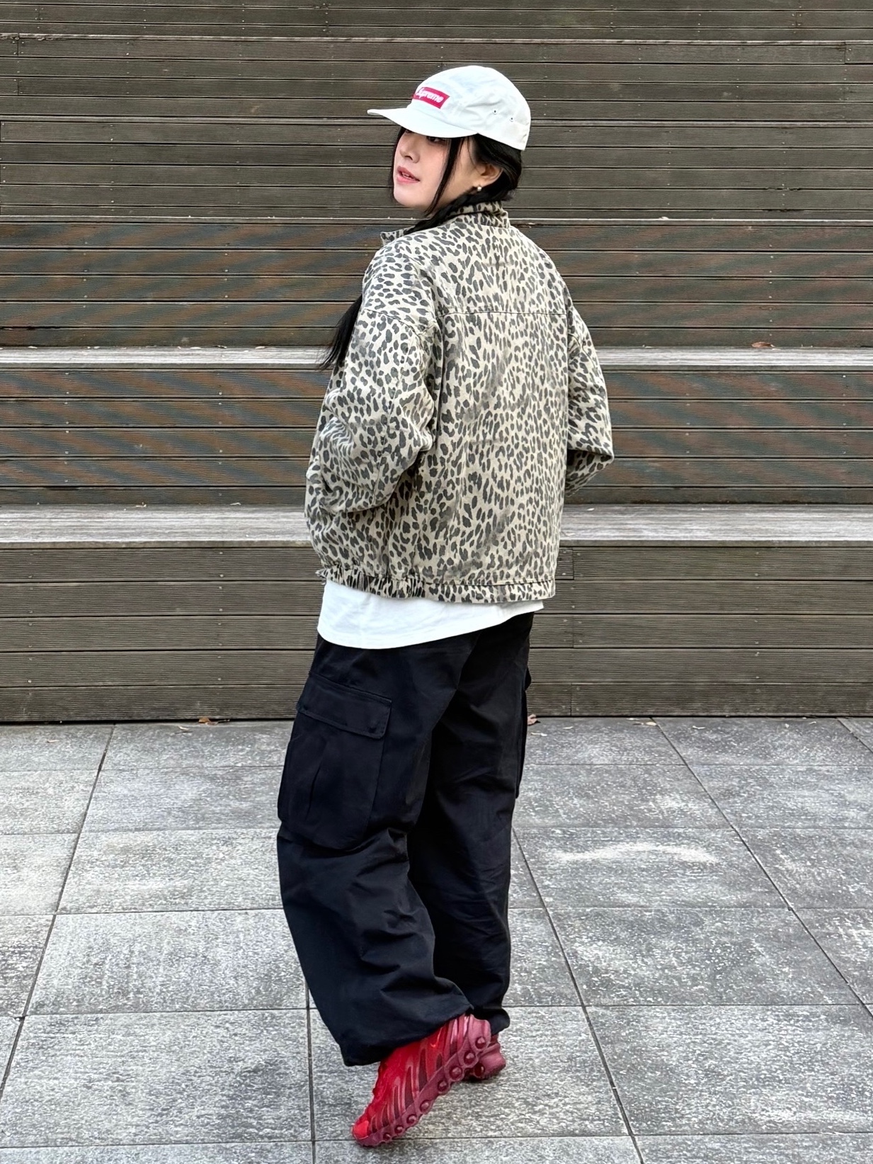 QT8 GARMENTS Washed Leopard Harrington Jacket Beige 착용 스타일 - 6