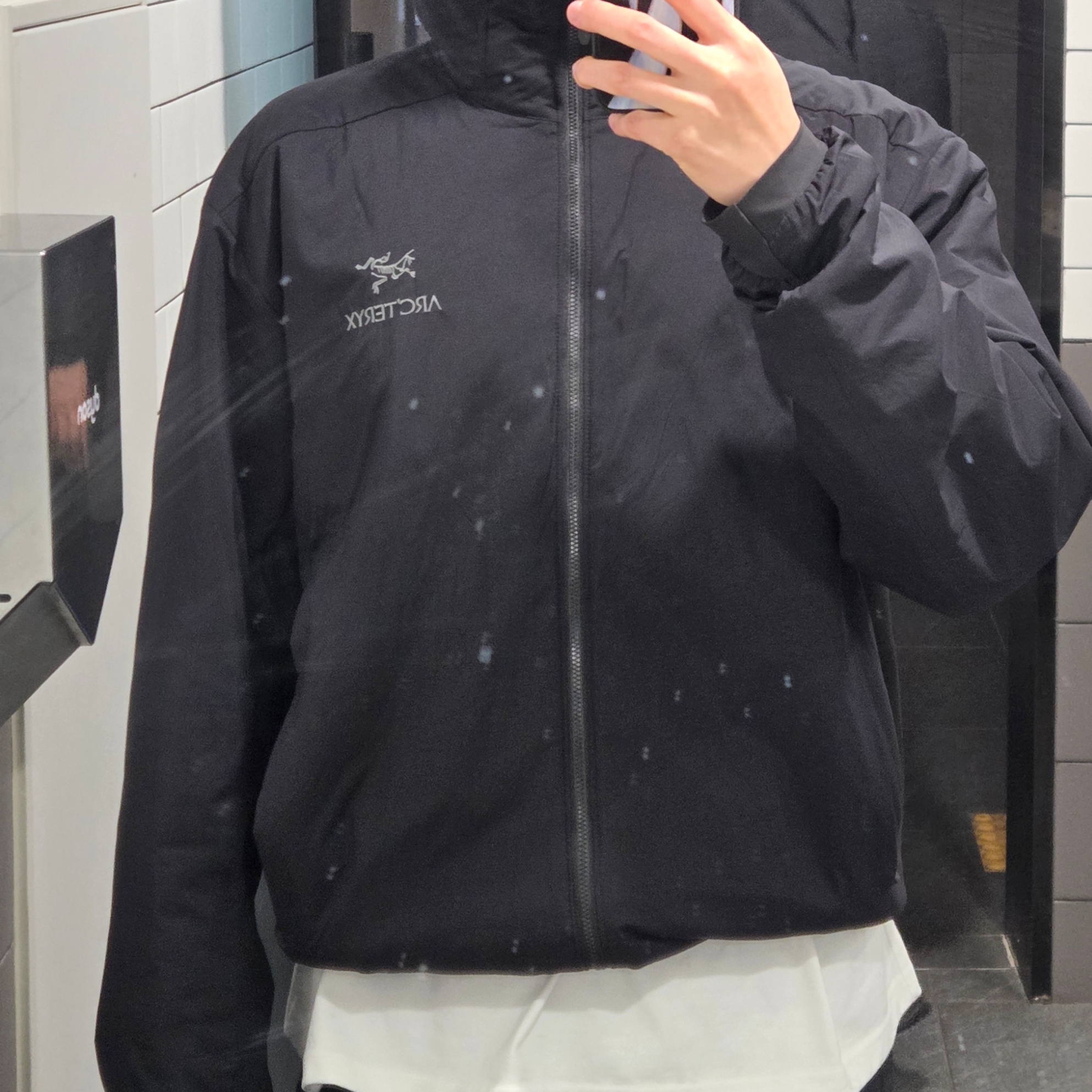 Arc'teryx Atom Hoody Black 착용 스타일