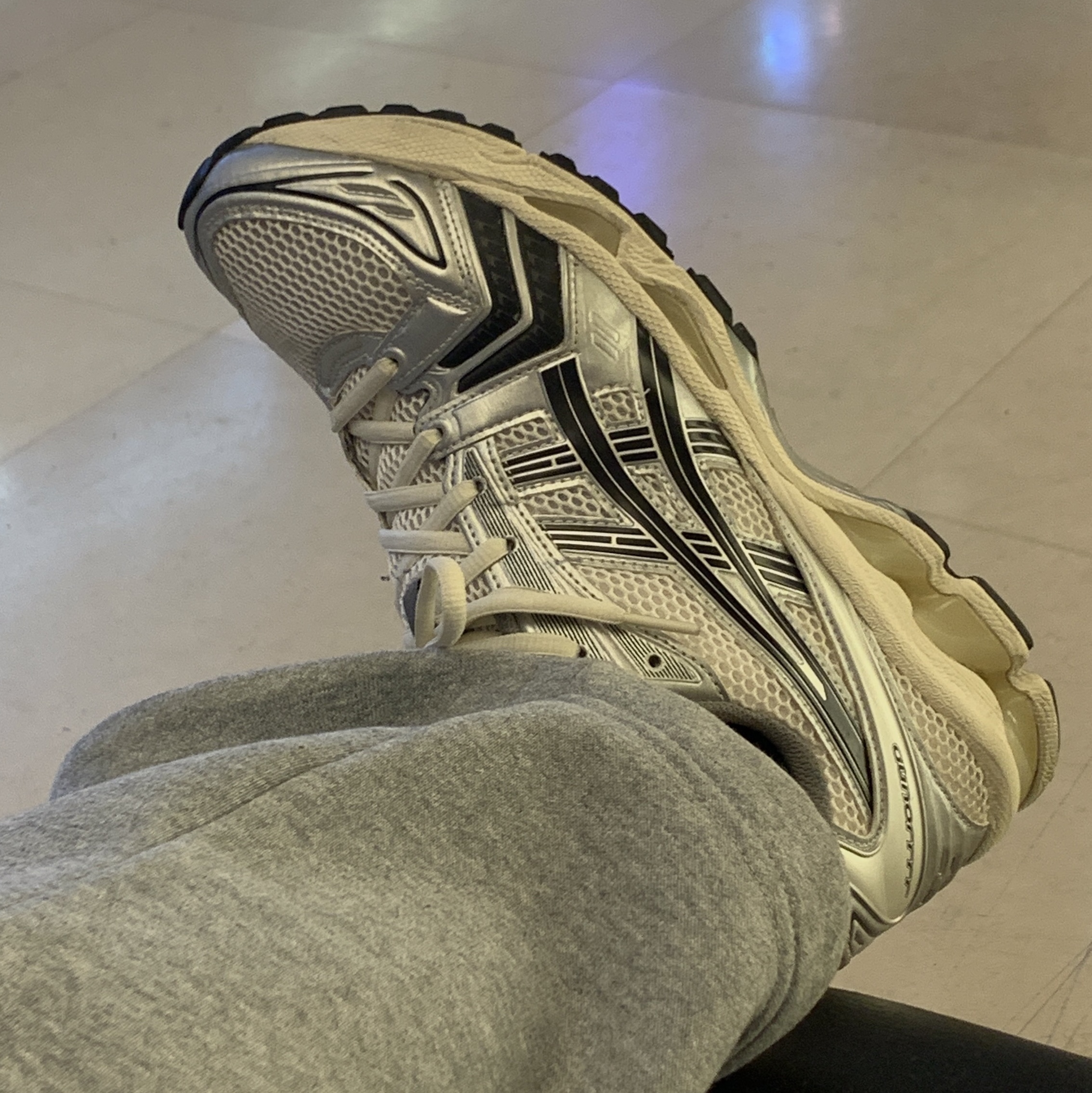 Asics x JJJJound Gel-Kayano 14 Silver Black 착용 스타일