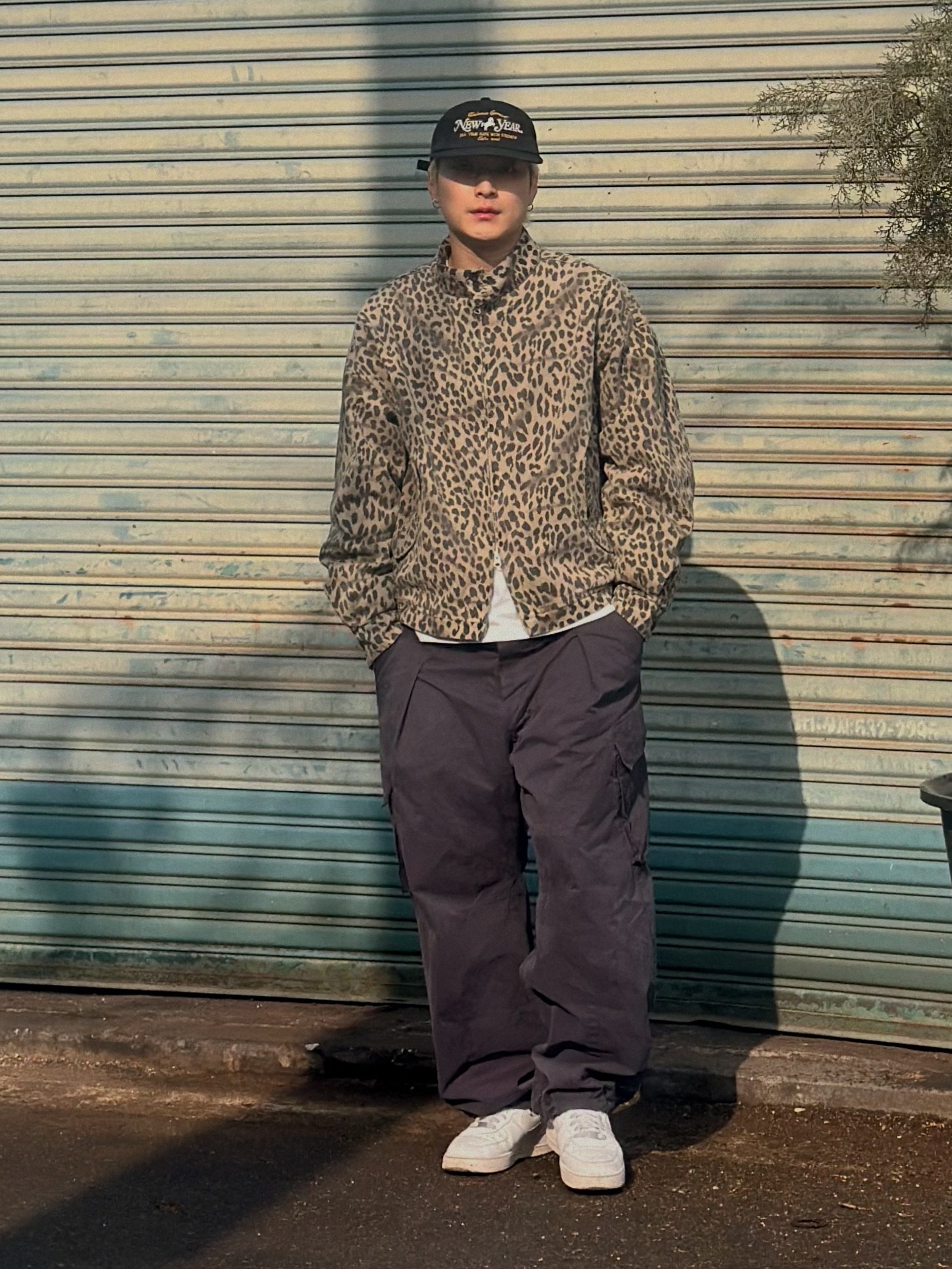 QT8 GARMENTS Washed Leopard Harrington Jacket Beige 착용 스타일 - 4