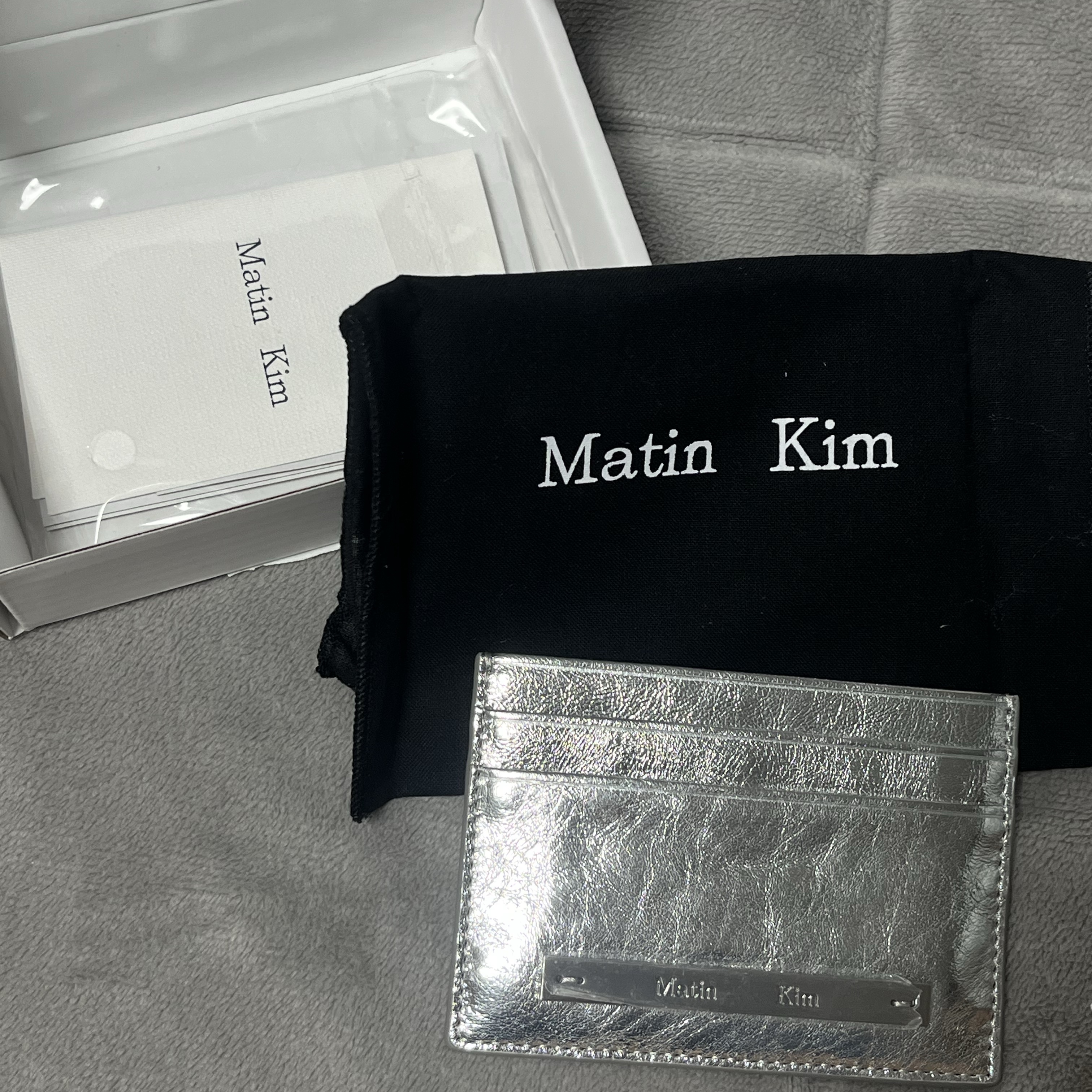 Matin Kim Vintage Card Wallet Silver 착용 스타일 - 5