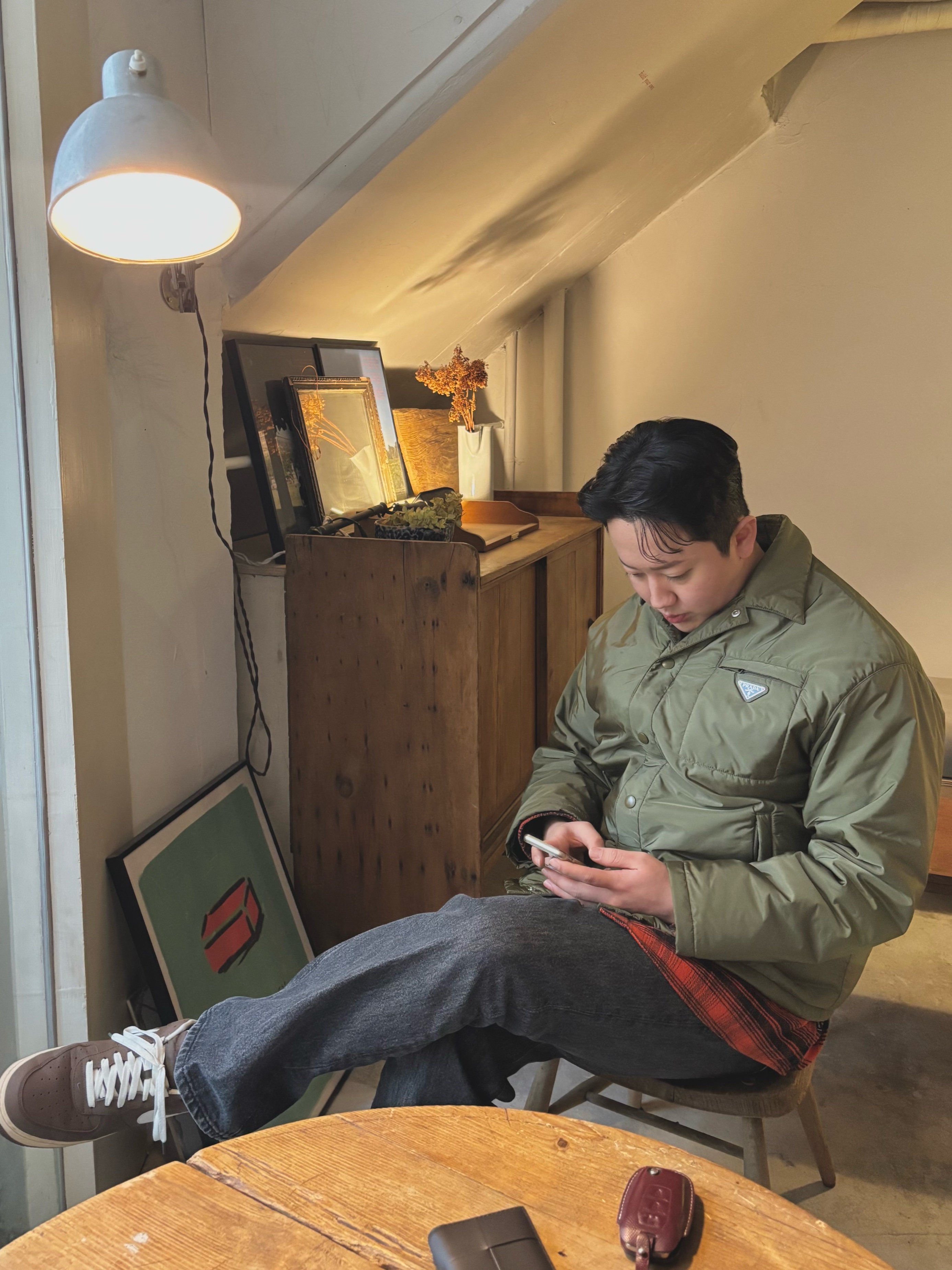 Prada Re-Nylon Jacket Military Green, Nike Air Force 1 '07 Cacao Wow Coconut Milk 착용 스타일