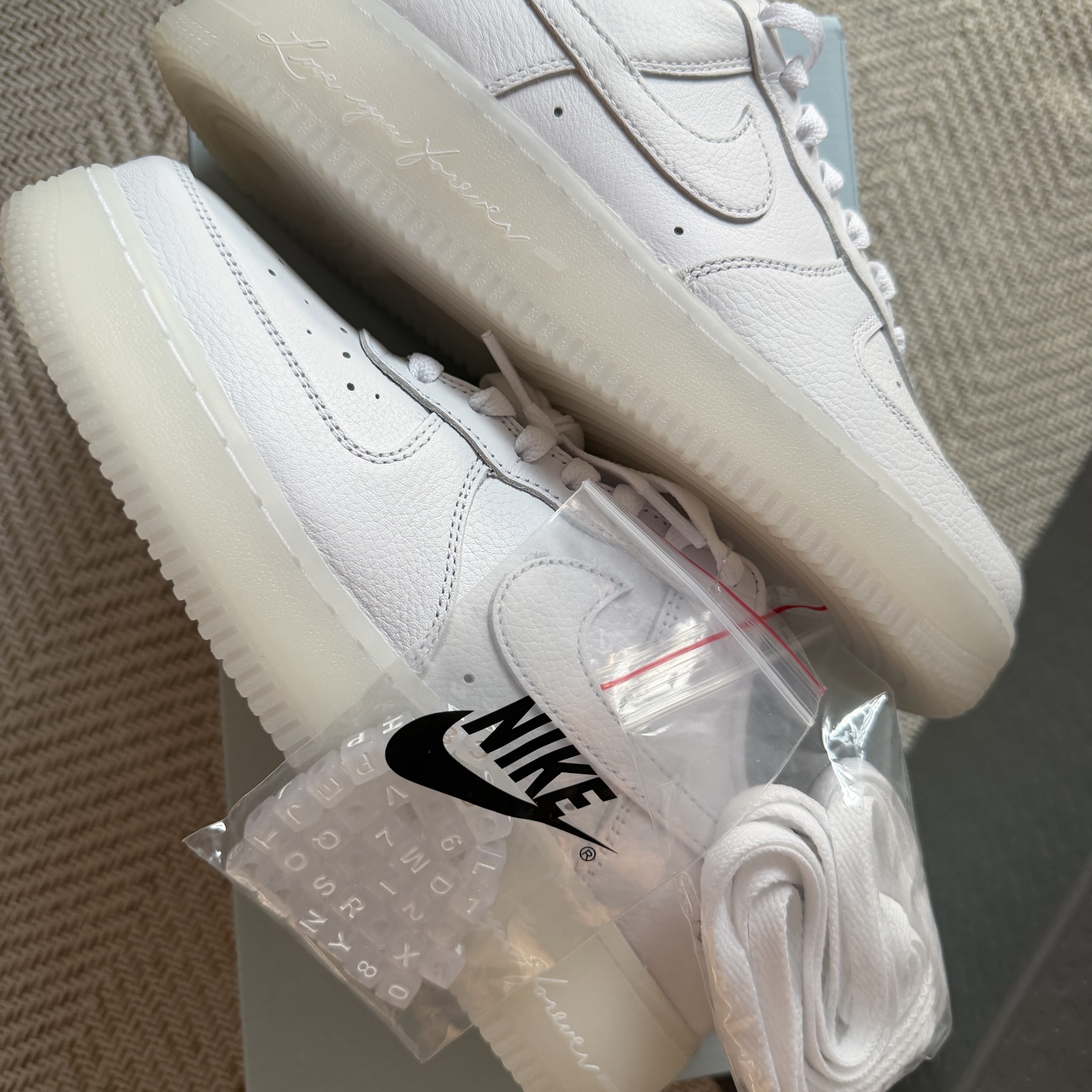 Nike x Drake Nocta Air Force 1 Low SP Certified Lover Boy White Cobalt Tint 착용 스타일 - 2