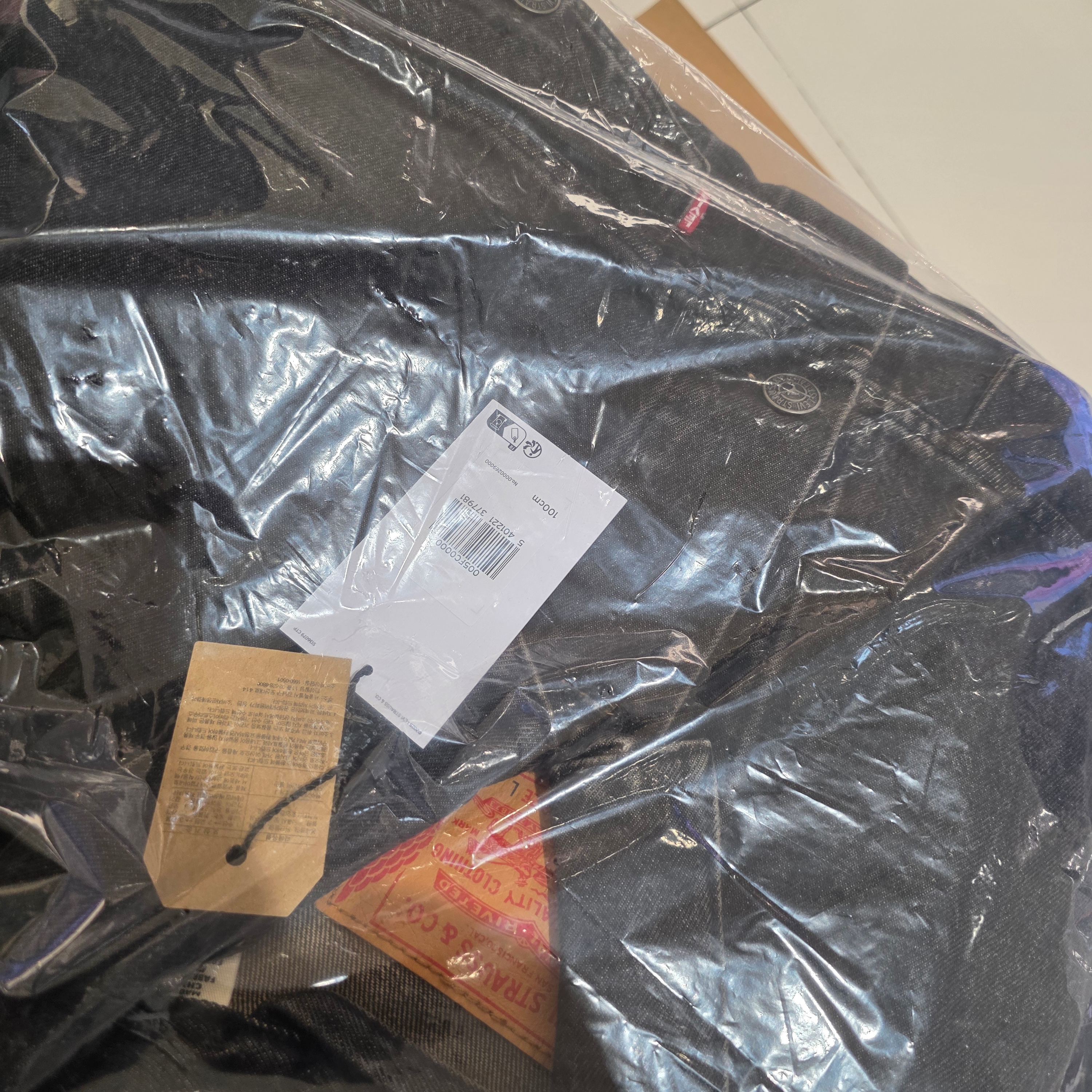 Jordan x Levi's Full Zip Hoodie Black (IM6734-010), Levi's x Jordan Type III Trucker Black 착용 스타일 - 2