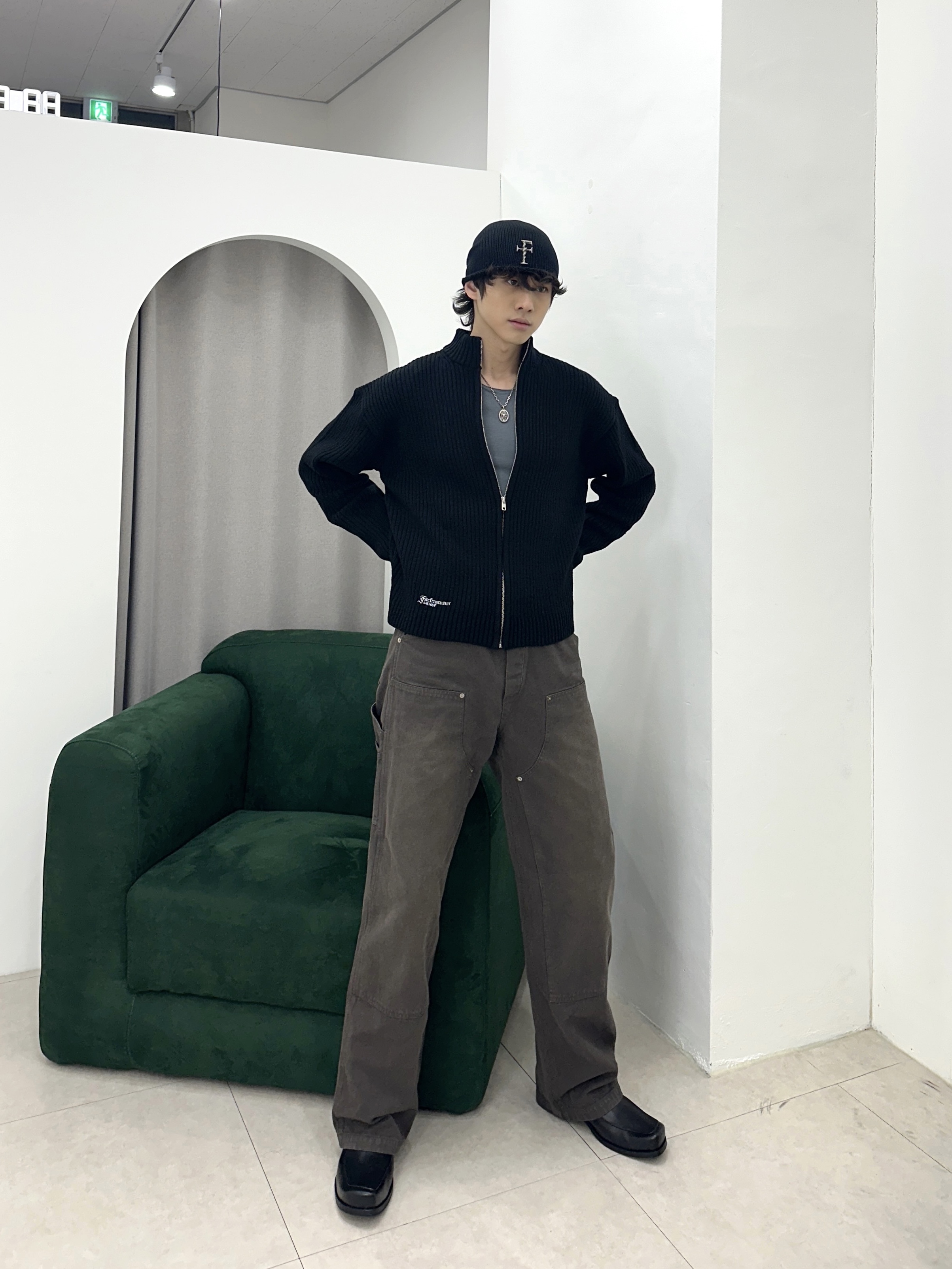 Farfromwhat Far High Neck Rib Knit Zip-Up_Black, Farfromwhat Far Aged Brown Carpenter Pants 착용 스타일 - 4