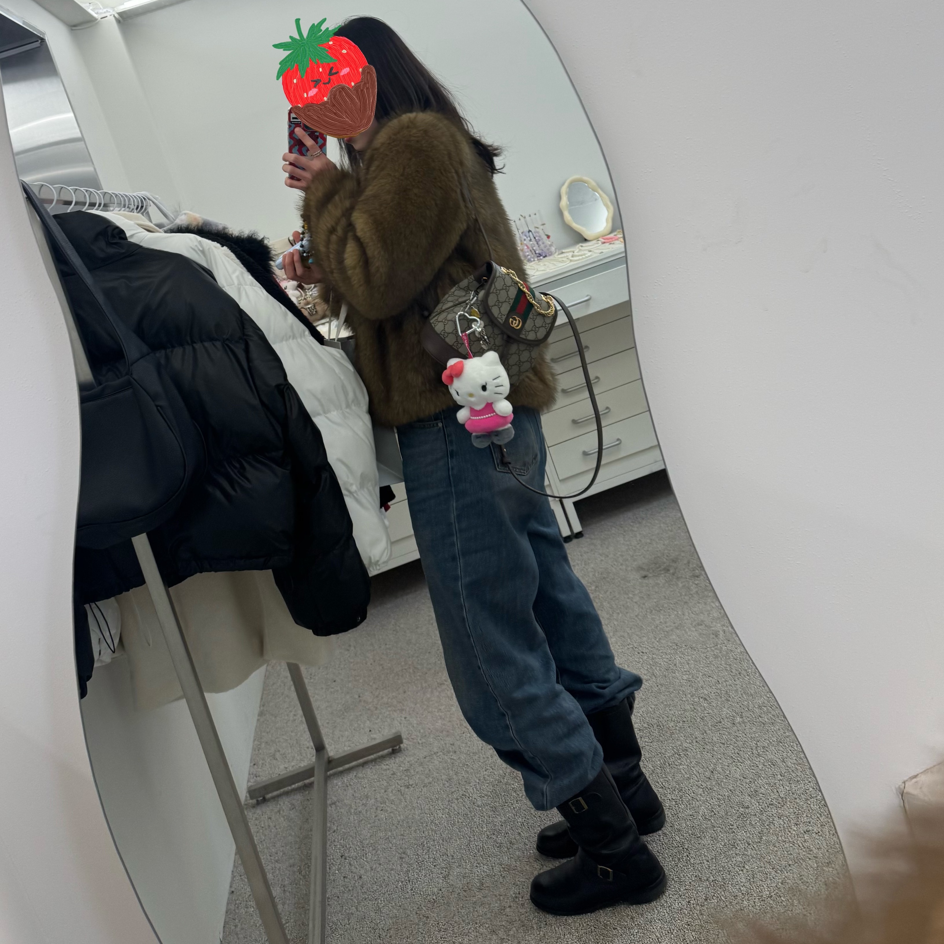 HELLO KITTY x JISOO Random Plush Keychain (1 Blind Box), Gucci Ophidia Mini Backpack Beige Ebony 착용 스타일 - 3