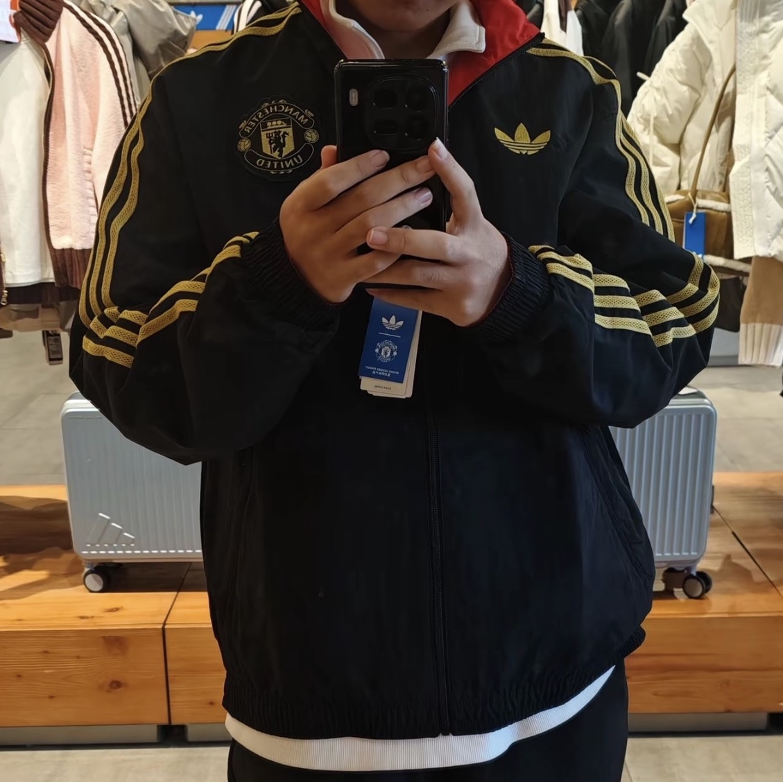 Adidas Manchester United Cultural Story Reversible Jacket Blac Better Scarlet - US Sizing (Non Marking Ver.) 착용 스타일