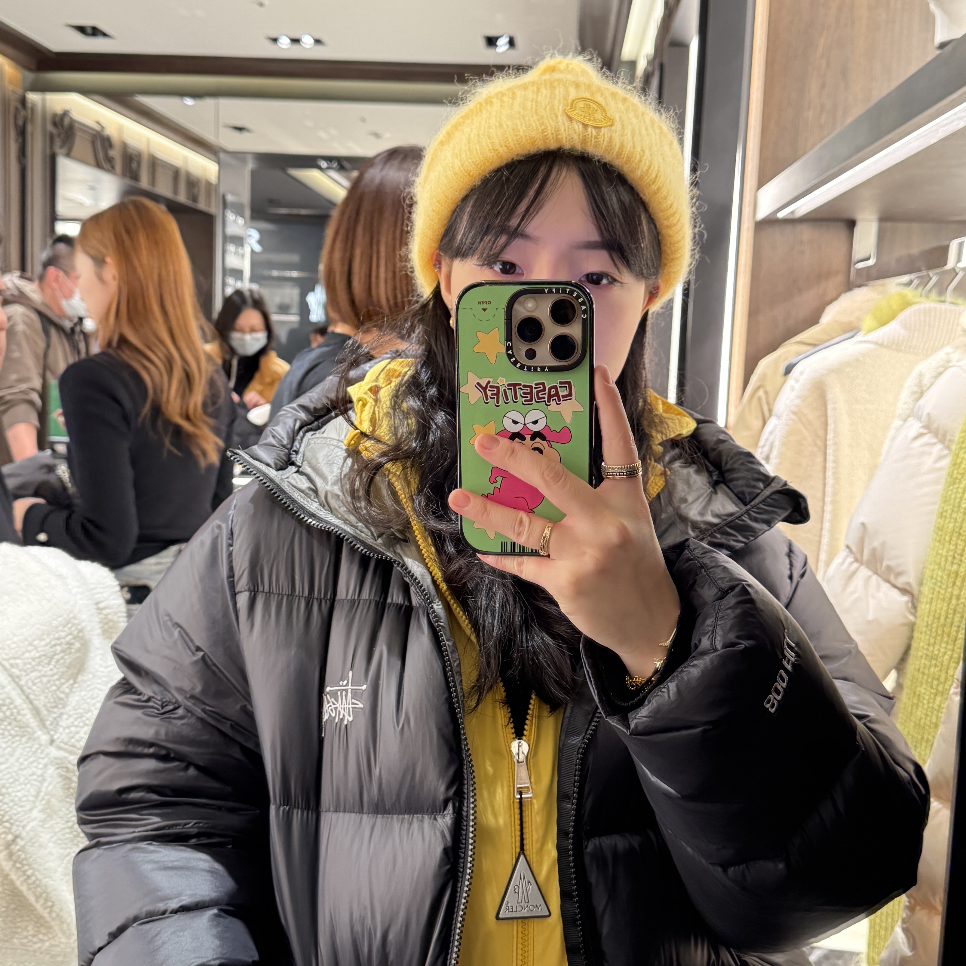 Casetify x Crayon Shin-Chan Chocobi Collectible Earbuds Case, Moncler Beanie Black 착용 스타일 - 2