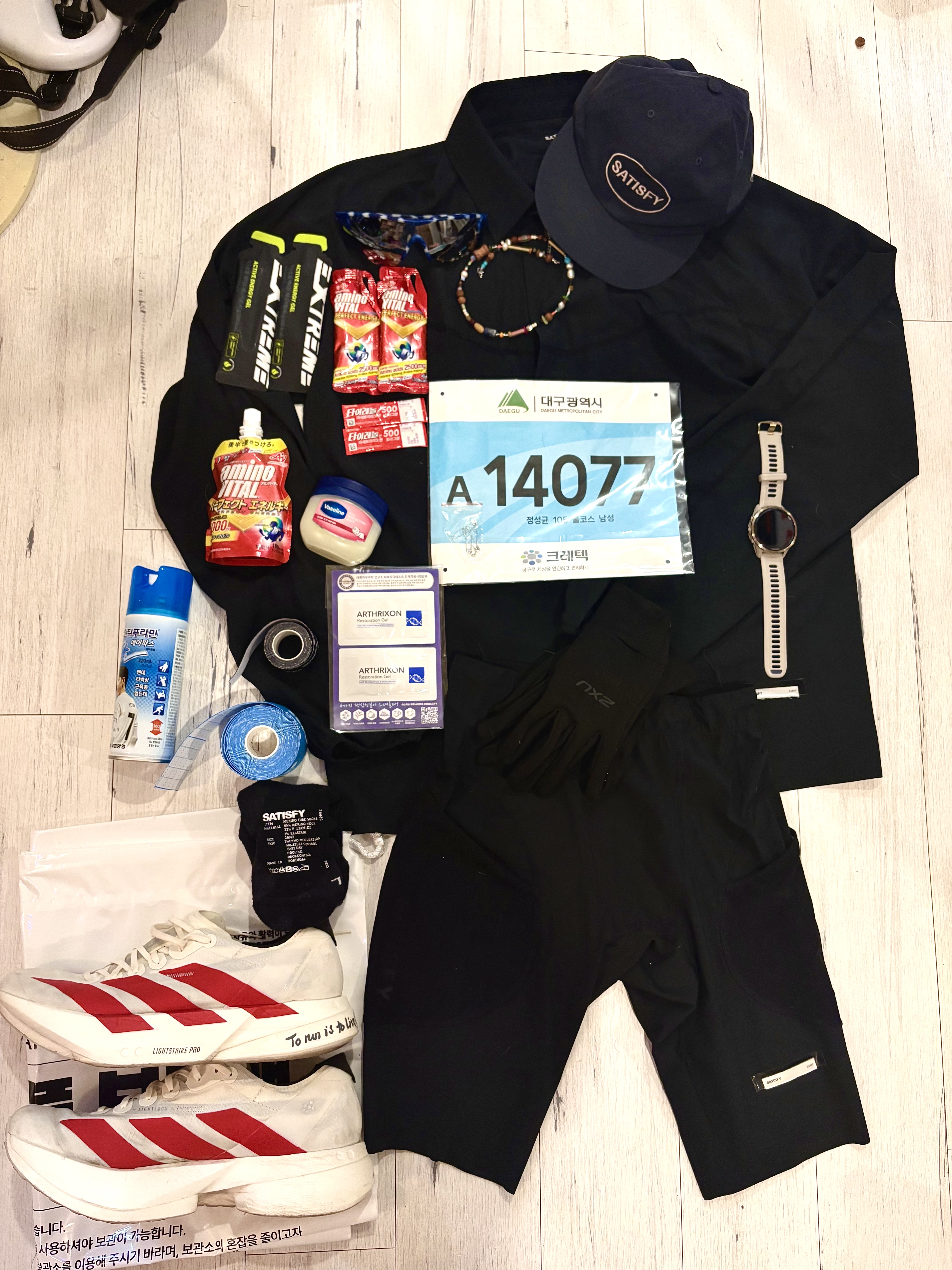 Adidas Adizero Adios Pro 4 Off White Better Scarlet, UVU Running Sock Pink 착용 스타일 - 3