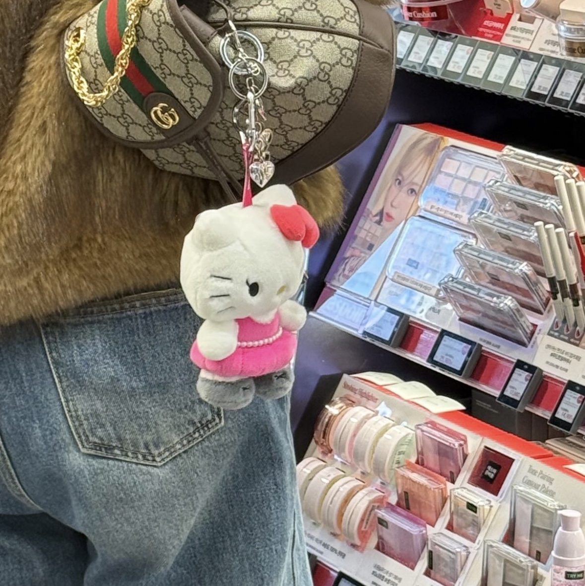 HELLO KITTY x JISOO Random Plush Keychain (1 Blind Box), Gucci Ophidia Mini Backpack Beige Ebony 착용 스타일 - 1