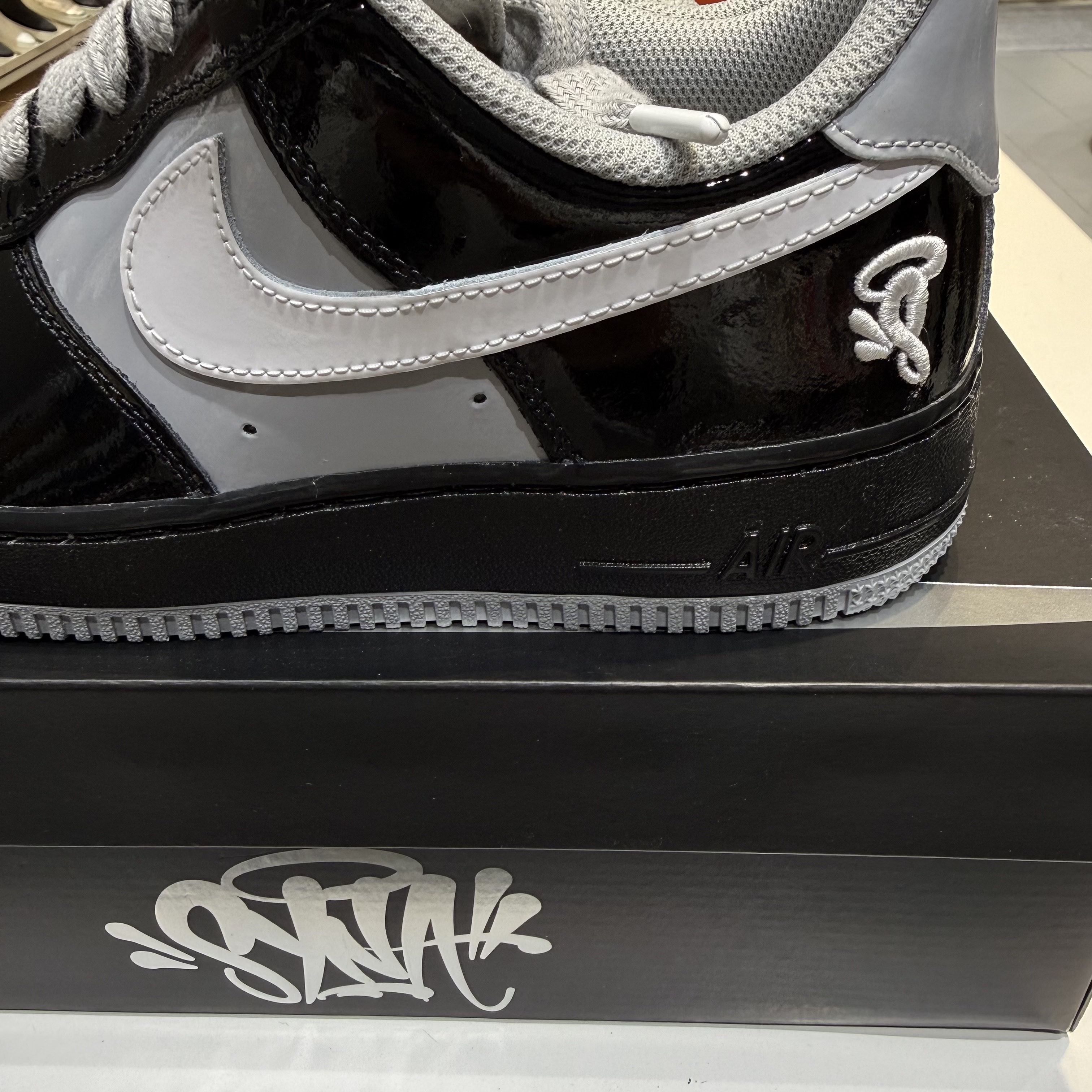 Nike x Syna Air Force 1 '07 Black and Light Smoke Grey 착용 스타일 - 3
