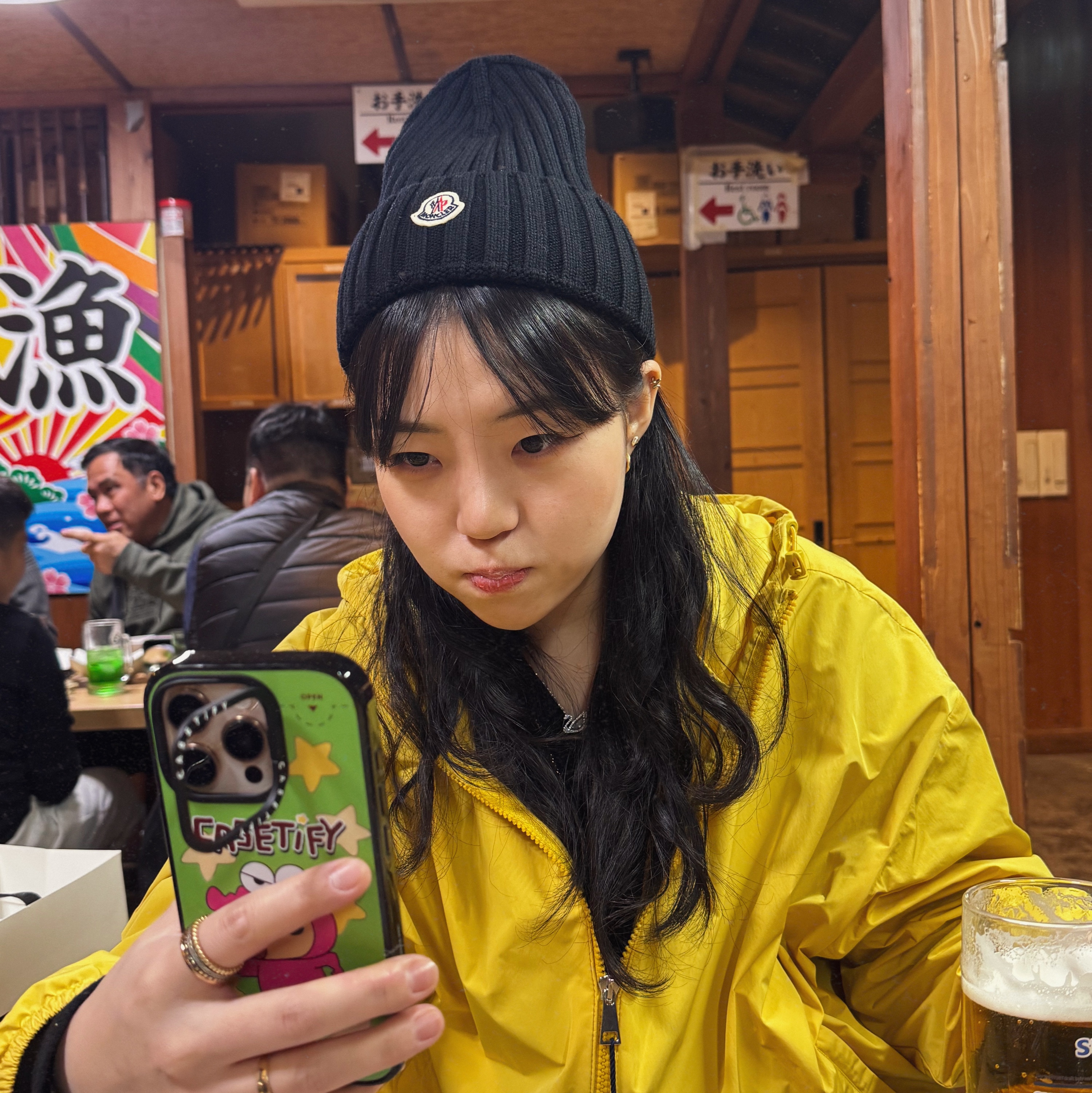 Casetify x Crayon Shin-Chan Chocobi Collectible Earbuds Case, Moncler Beanie Black 착용 스타일 - 1