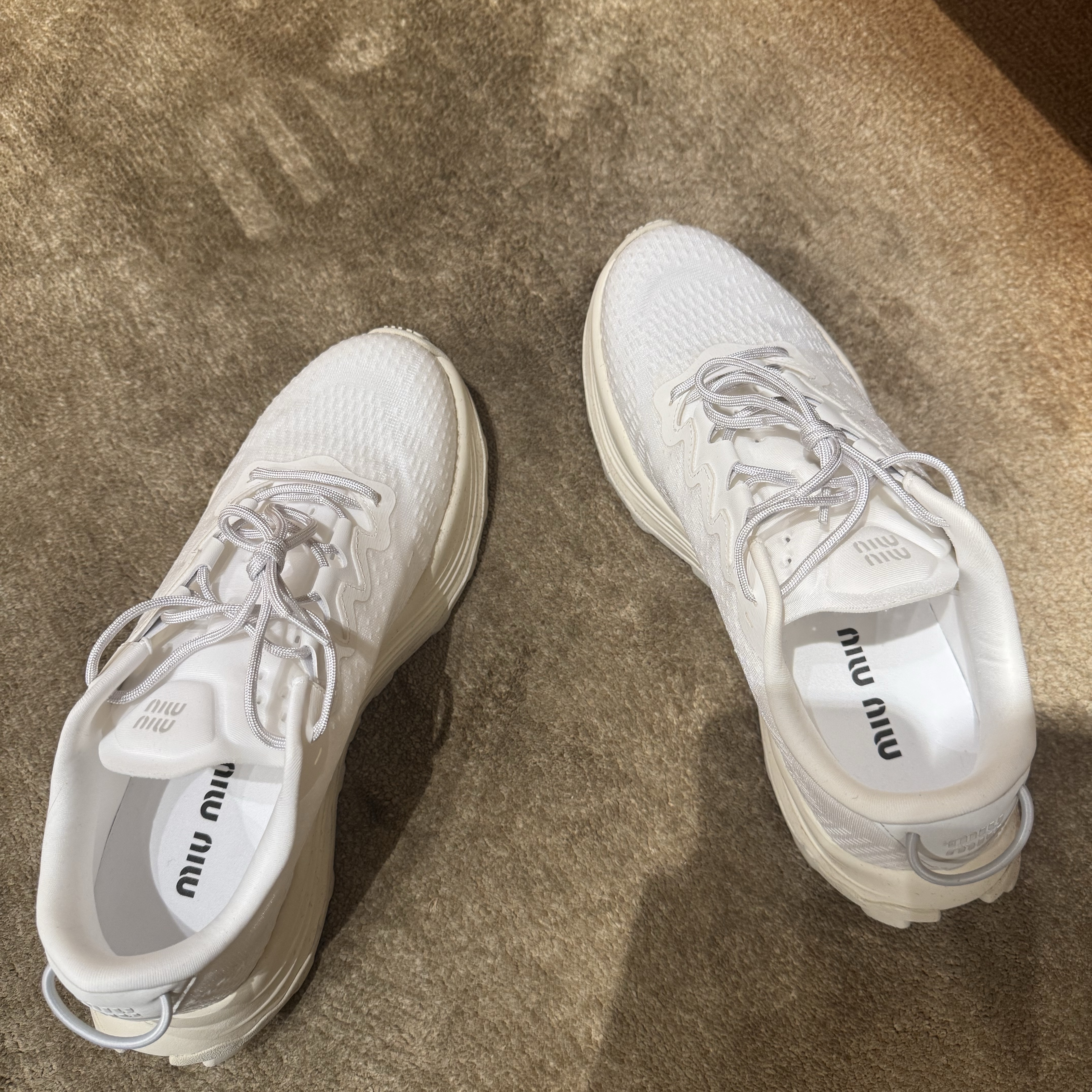 (W) Miu Miu Technical Fabric Sneakers White 착용 스타일 - 7