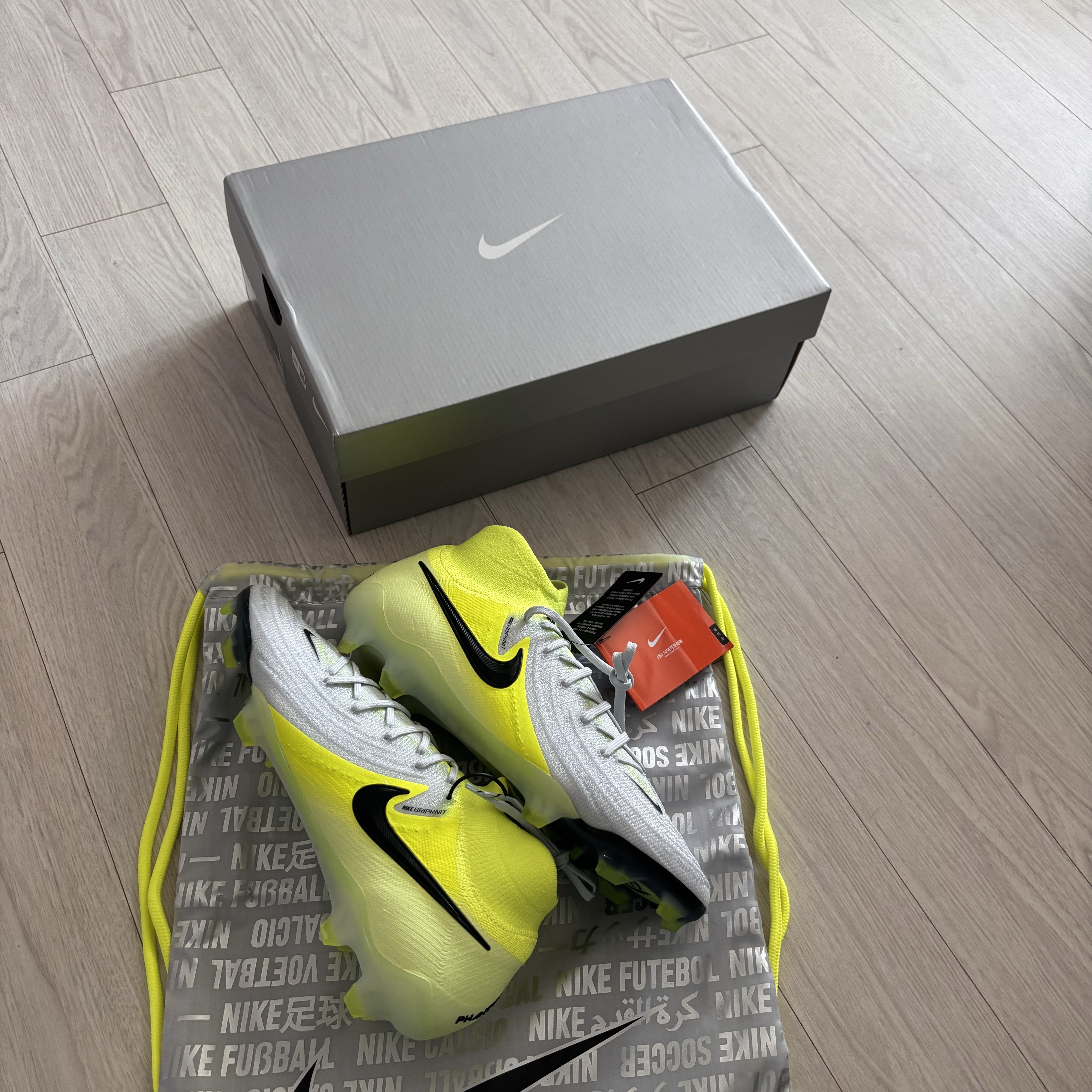 Nike Phantom Luna 2 Elite FG  Metallic Silver Volt 착용 스타일