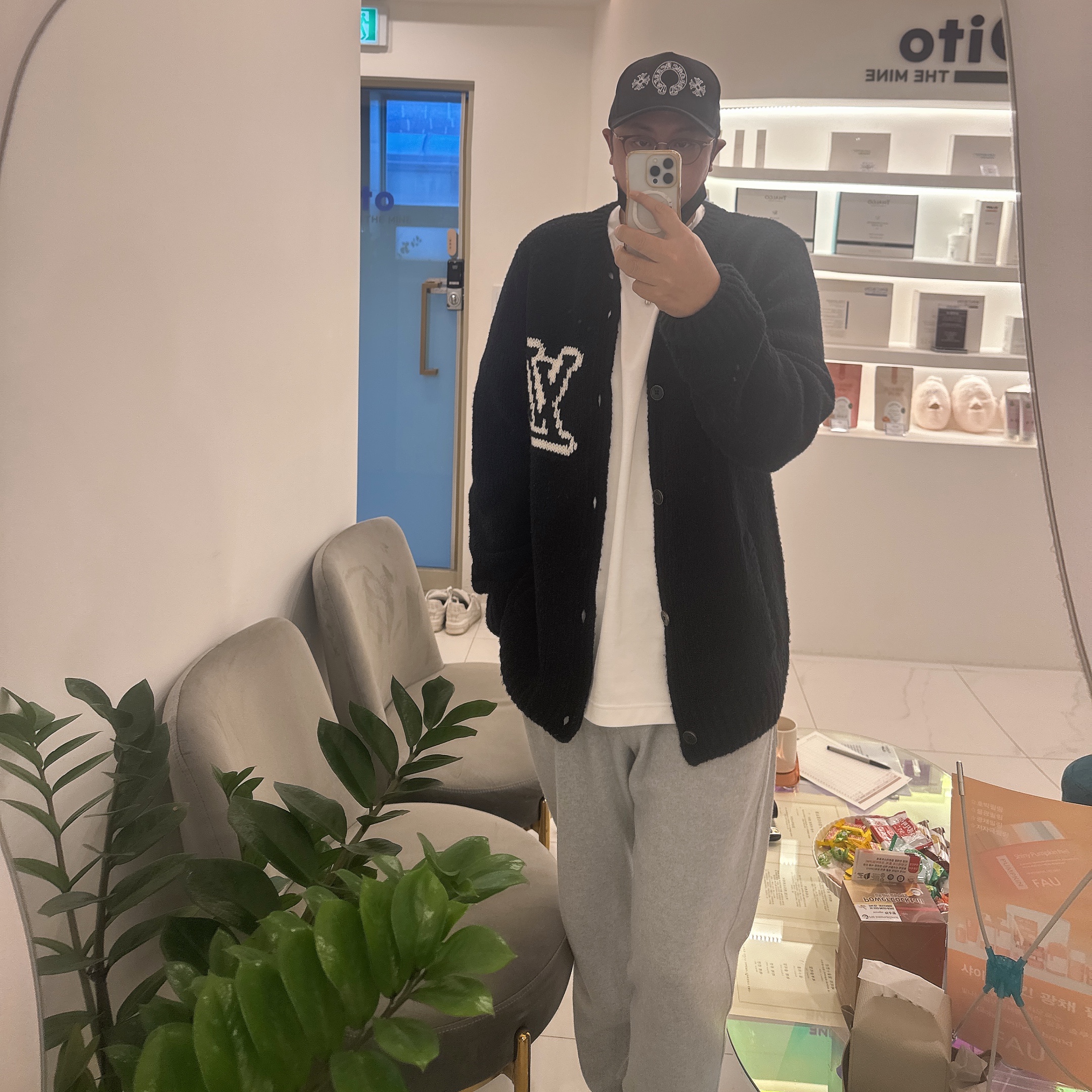 Louis Vuitton Chunky Intarsia Signature Cardigan Black 착용 스타일 - 1