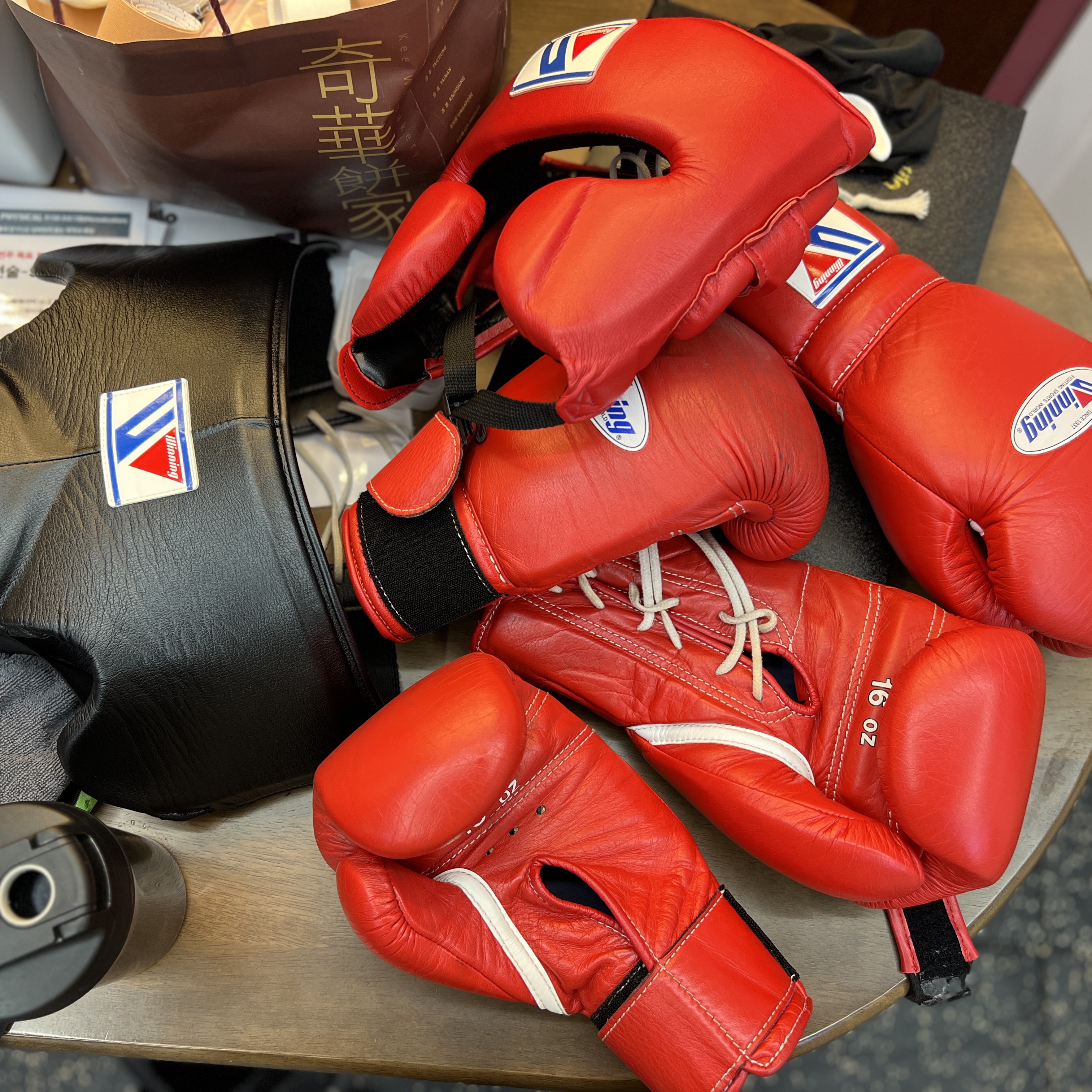 Winning Groin Guard Black, Winning Lace Up Boxing Gloves Red 착용 스타일 - 2