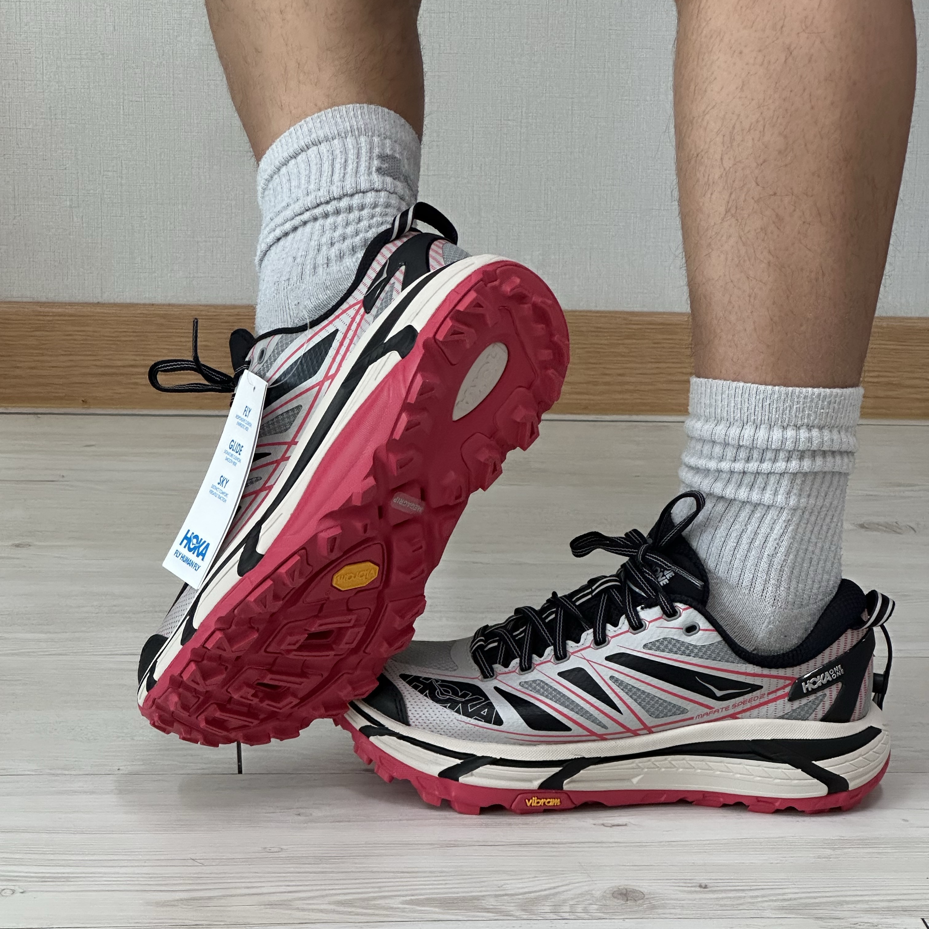 Hoka Mafate Speed 2 Galactic Grey Ruby Red 착용 스타일 - 3