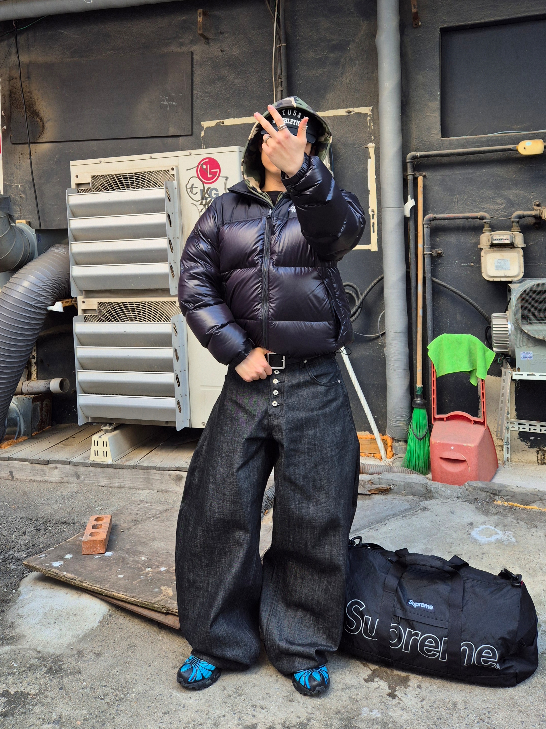 Supreme Duffle Bag Black - 18FW, Nike x Skepta Air Max Tailwind 5 Chrome Blue 착용 스타일 - 2