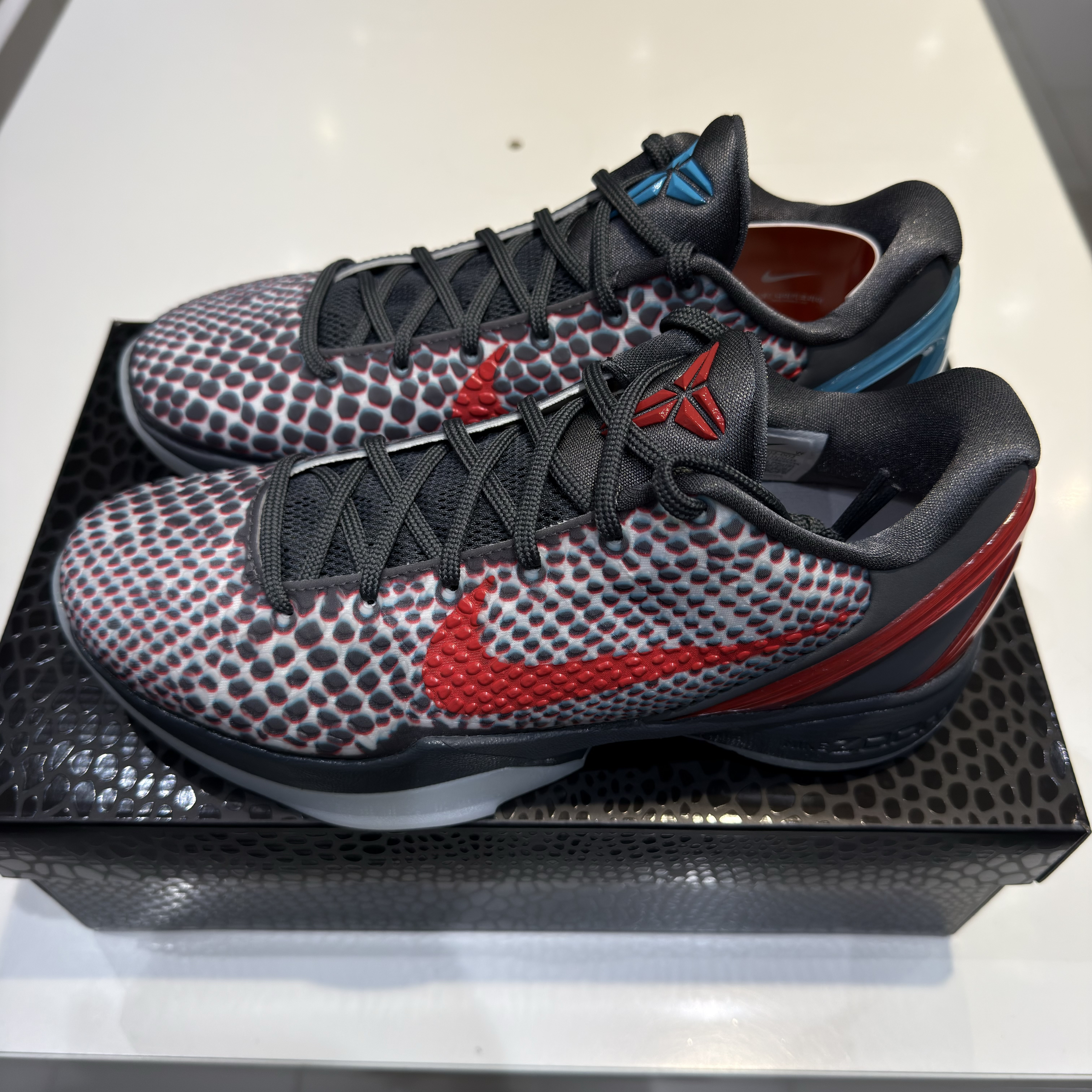 Nike Kobe 6 Protro 3D Dark Grey Chlorine Blue 착용 스타일 - 2