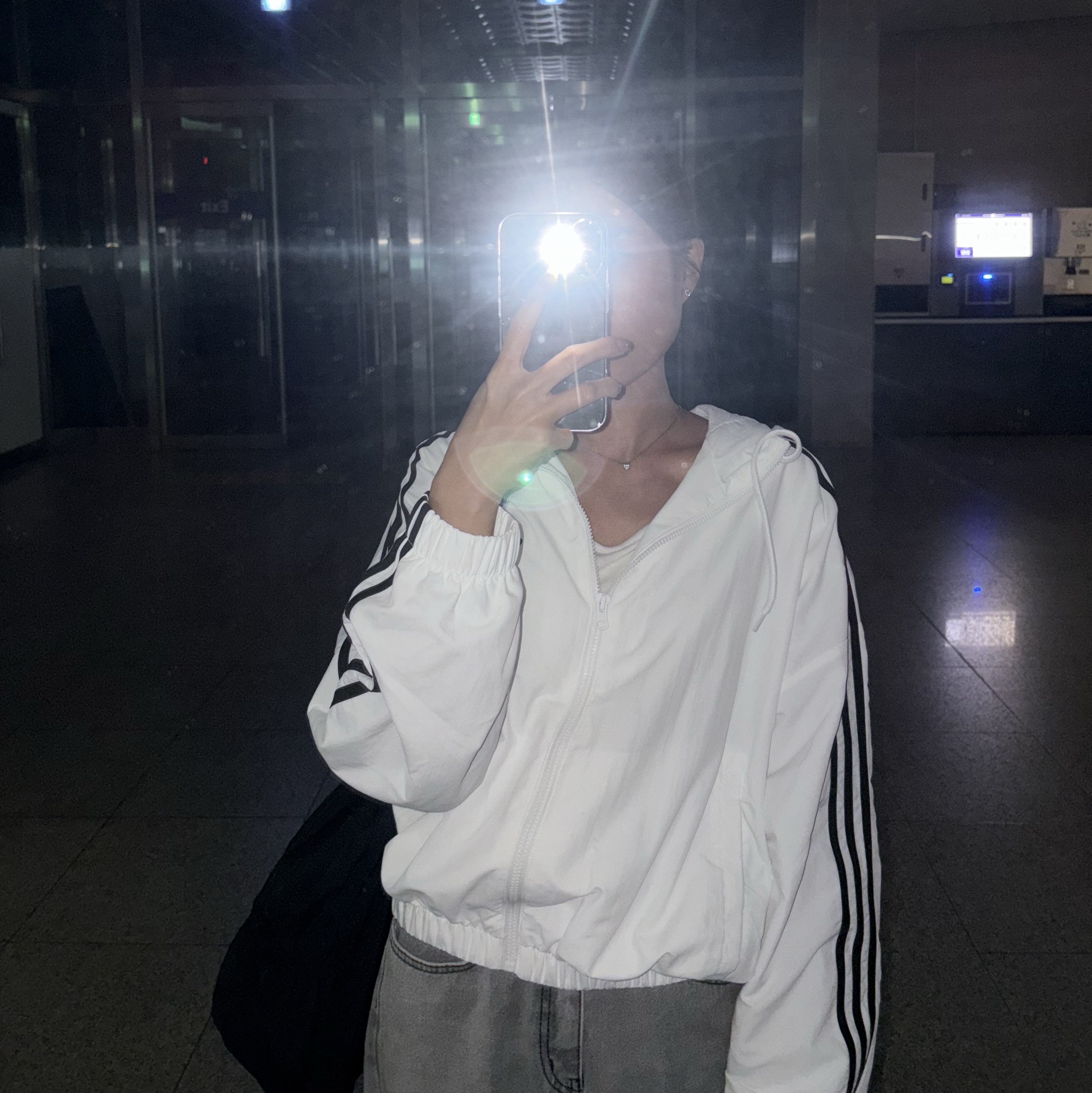 (W) Adidas Essential 3-Stripes Woven Windbreaker Jacket White - KR Sizing 착용 스타일 - 2