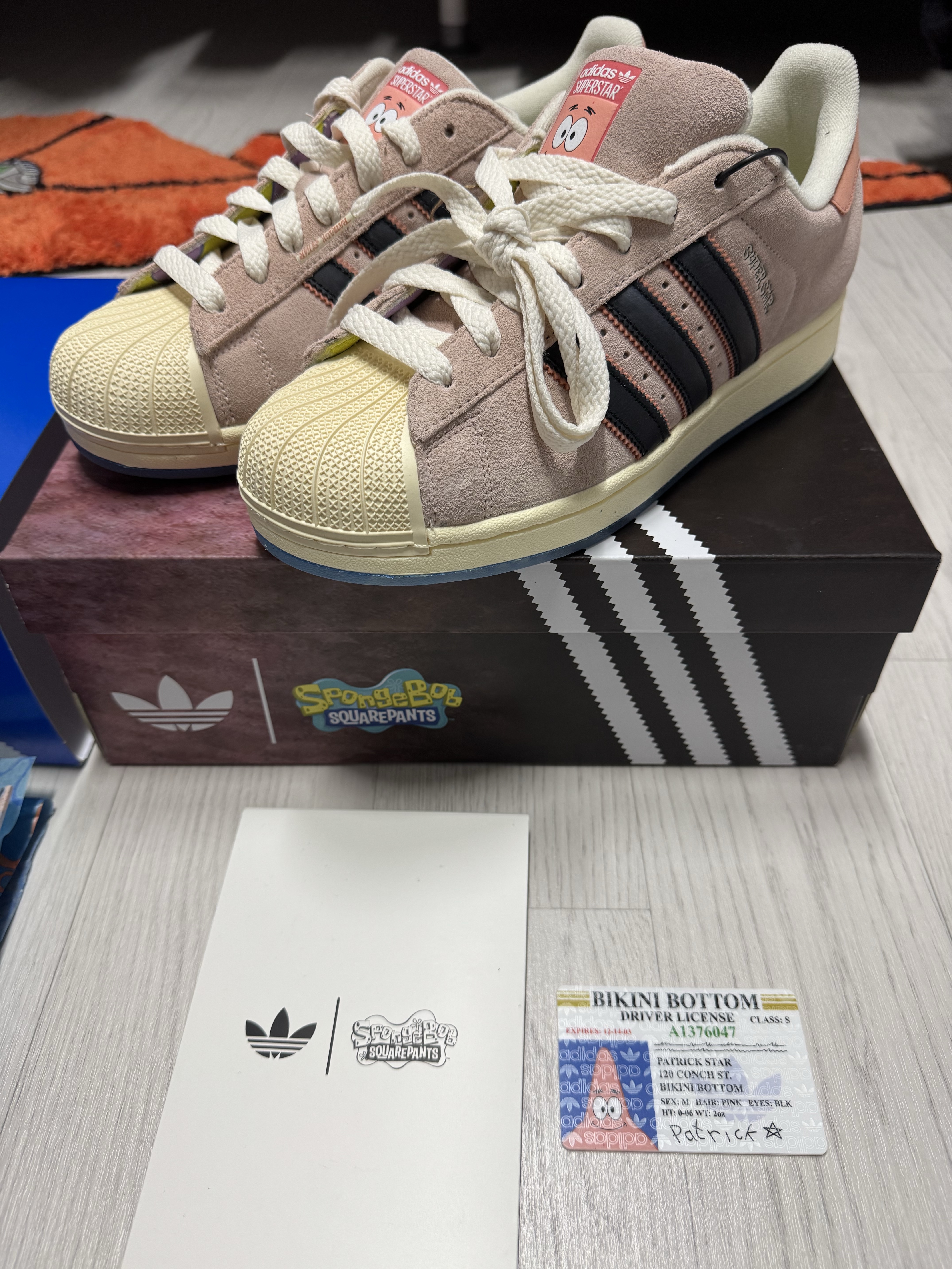 Adidas x Spongebob Patrick Superstar Black Core Black 착용 스타일 - 3