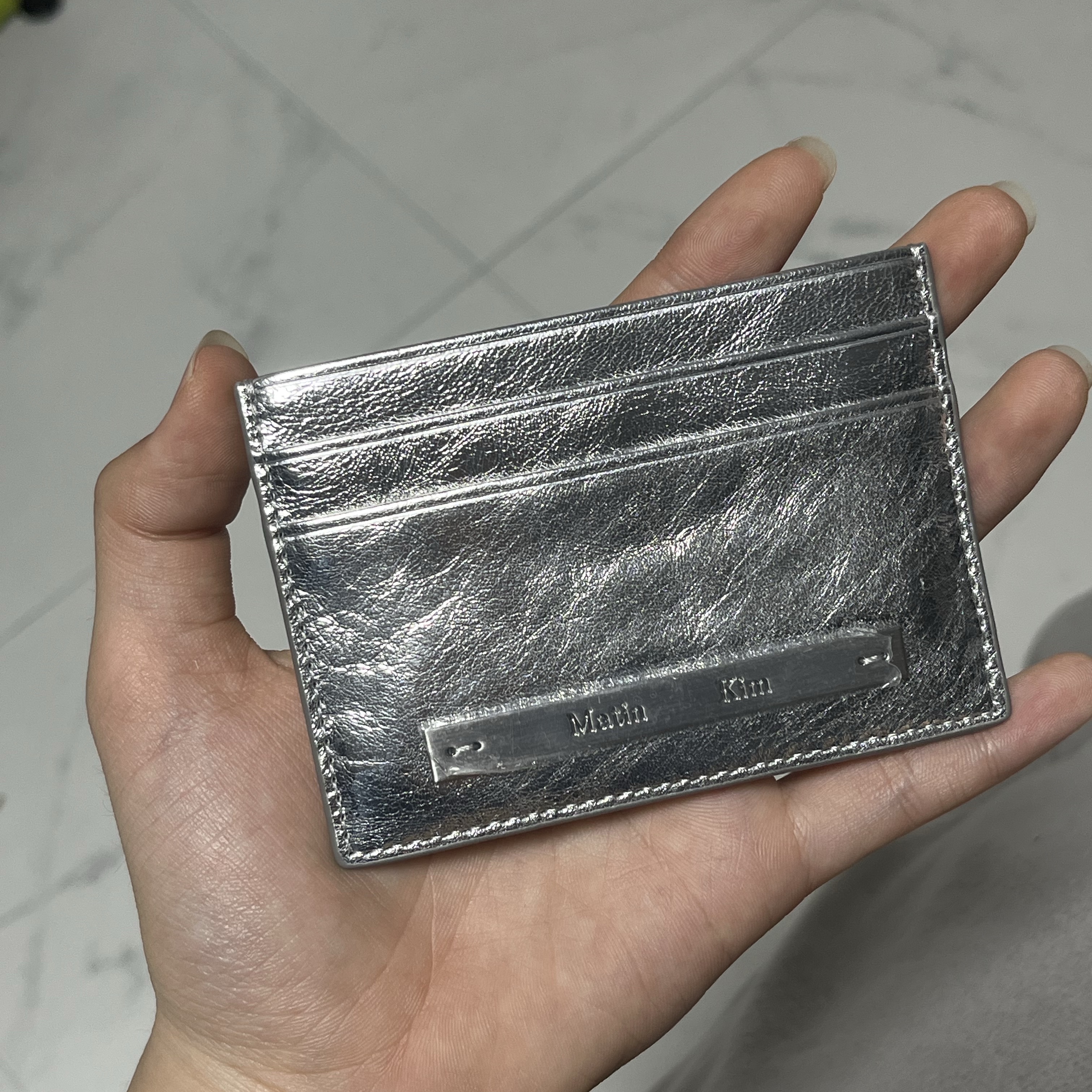 Matin Kim Vintage Card Wallet Silver 착용 스타일 - 3
