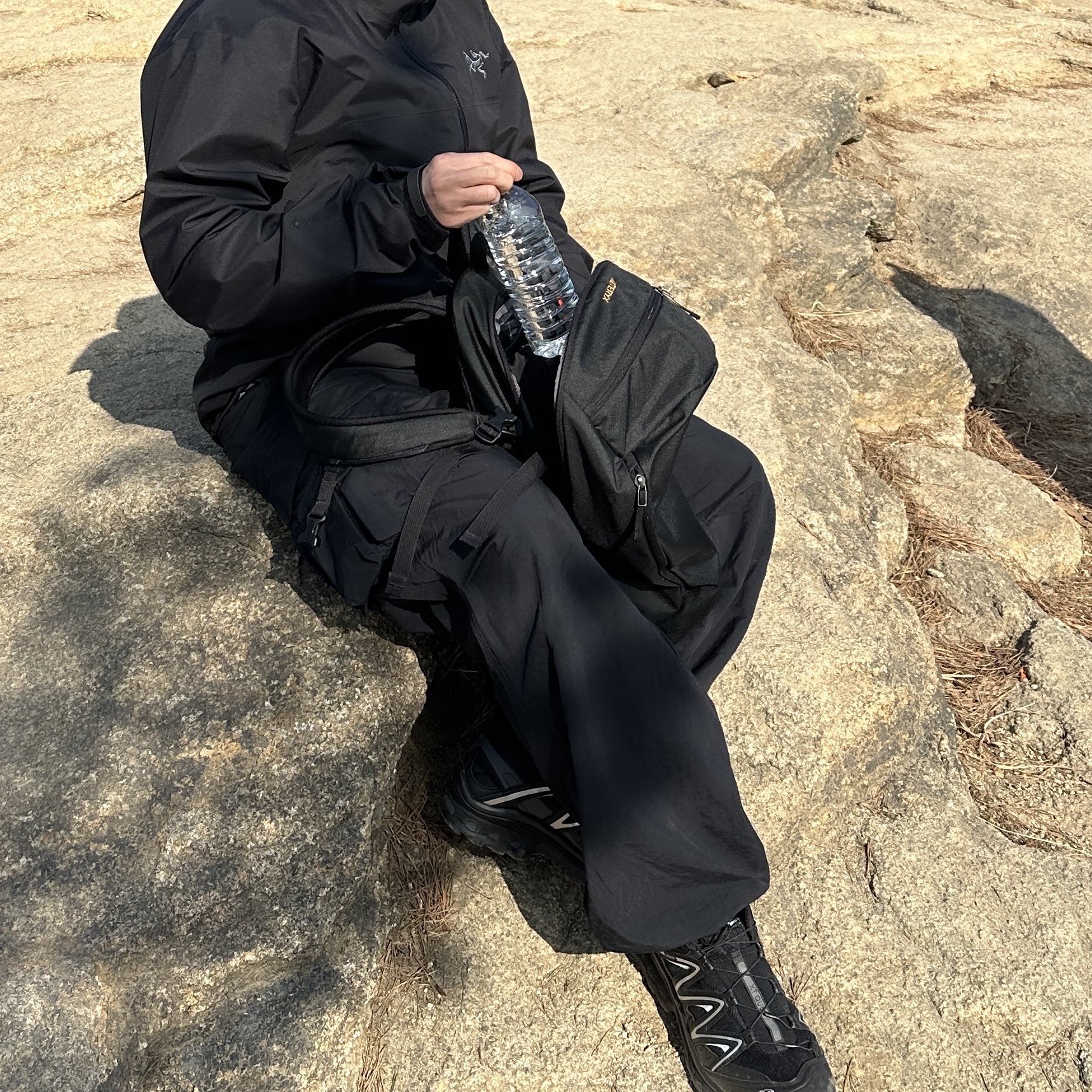 Arc'teryx Beta Jacket Black, Arc'teryx Mantis 26 Backpack Black 착용 스타일 - 2