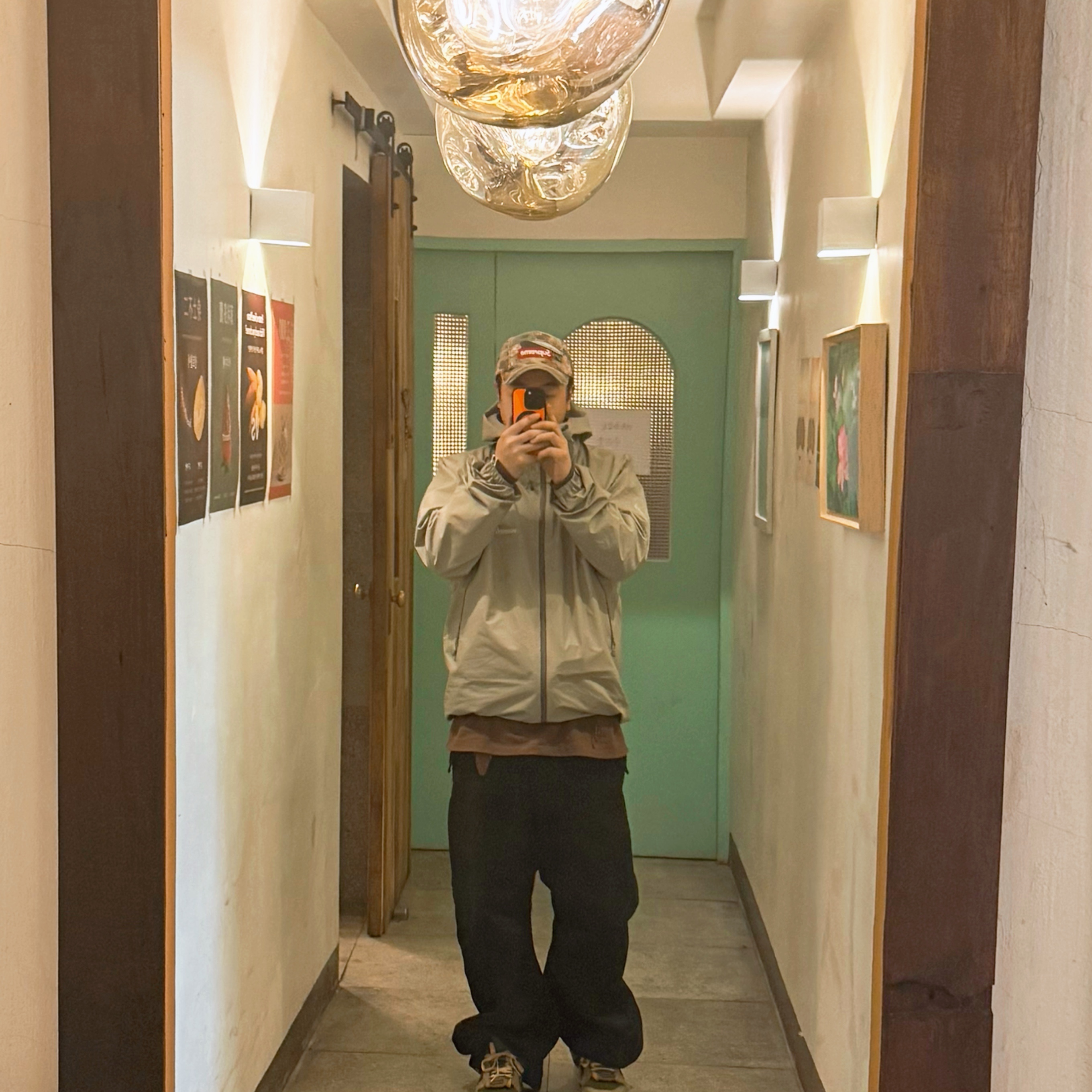 Montbell x Khakis SE Storm Cruiser Jacket Mist Grey, BAPE College L/S T-Shirt Brown 착용 스타일 - 3