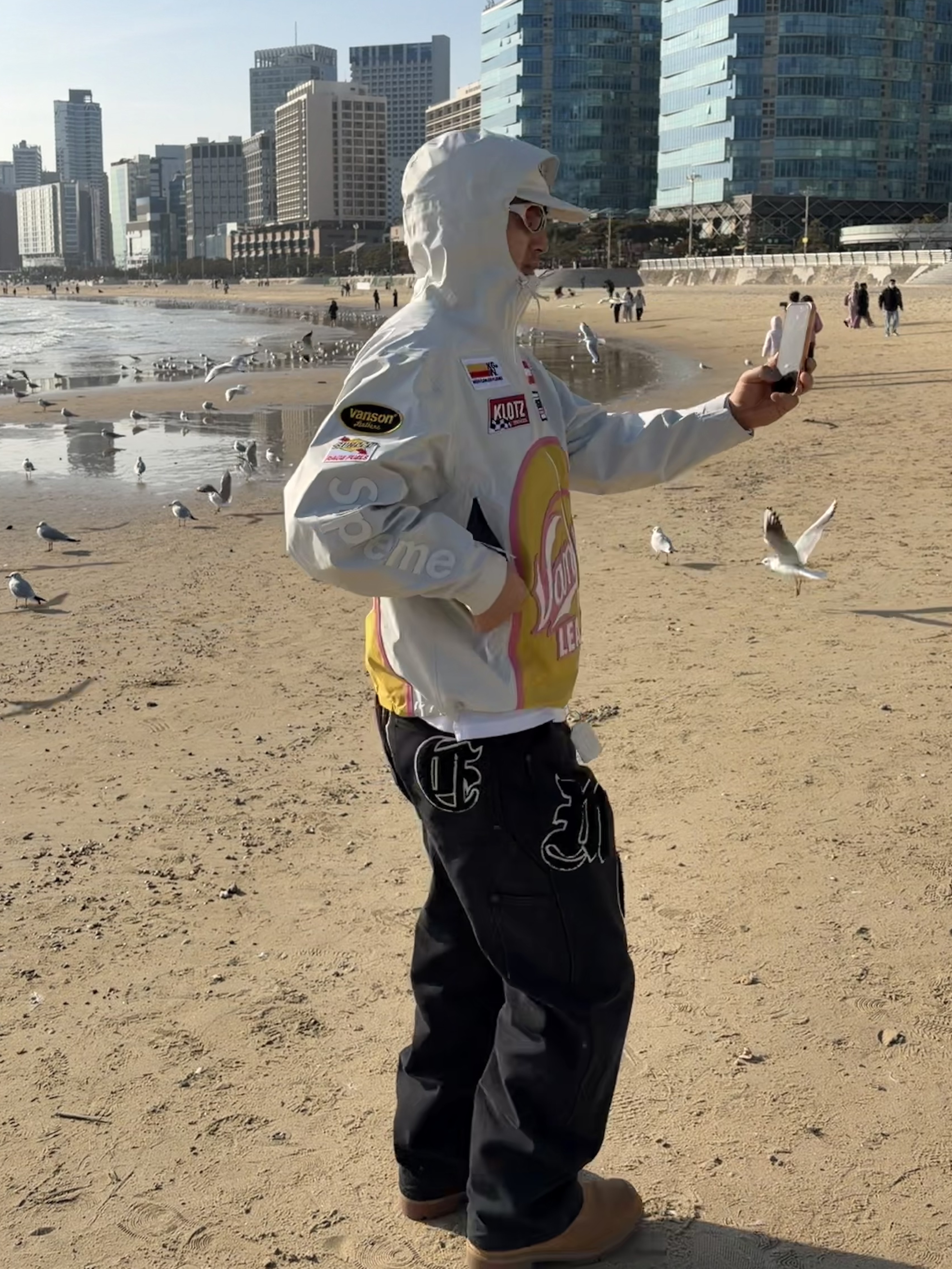 Supreme x Vanson Leathers Gore-Tex Shell Jacket White - 25FW, Supreme Old English Canvas Double Knee Painter Pant Black - 25SS 착용 스타일
