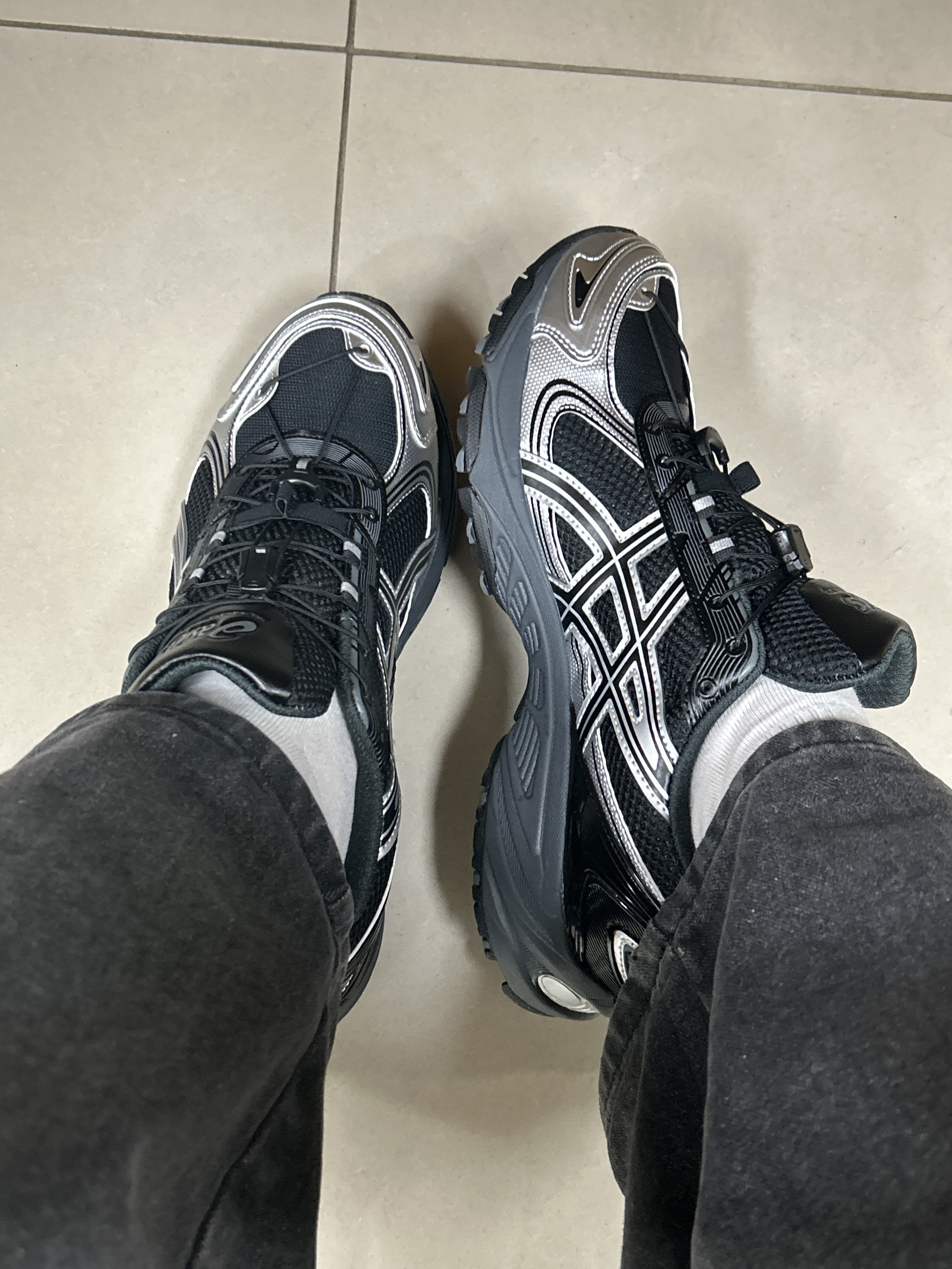 Asics Gel-Kahana TR V4 Carbon Black 착용 스타일 - 3