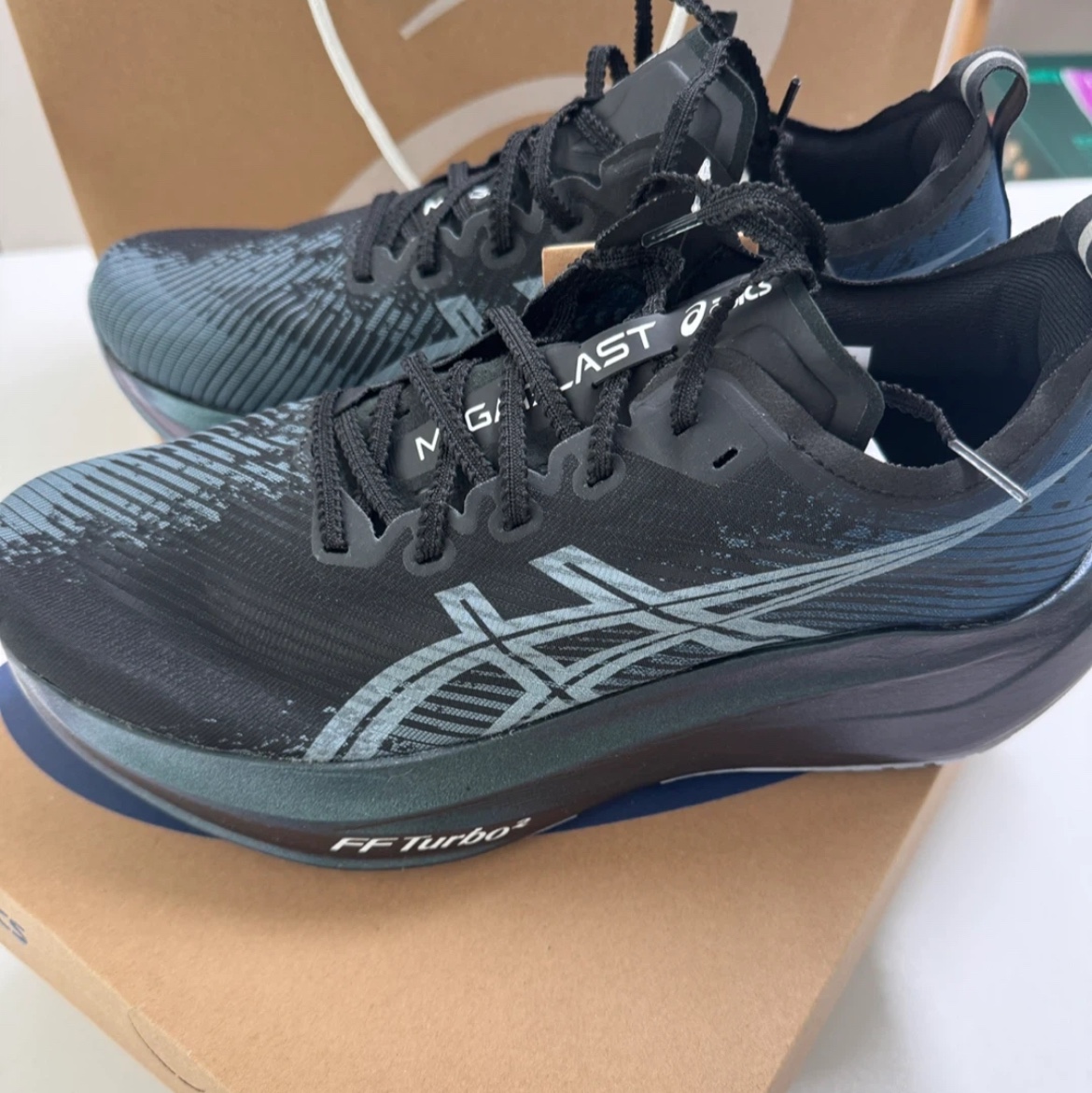 Asics Megablast Black White 착용 스타일