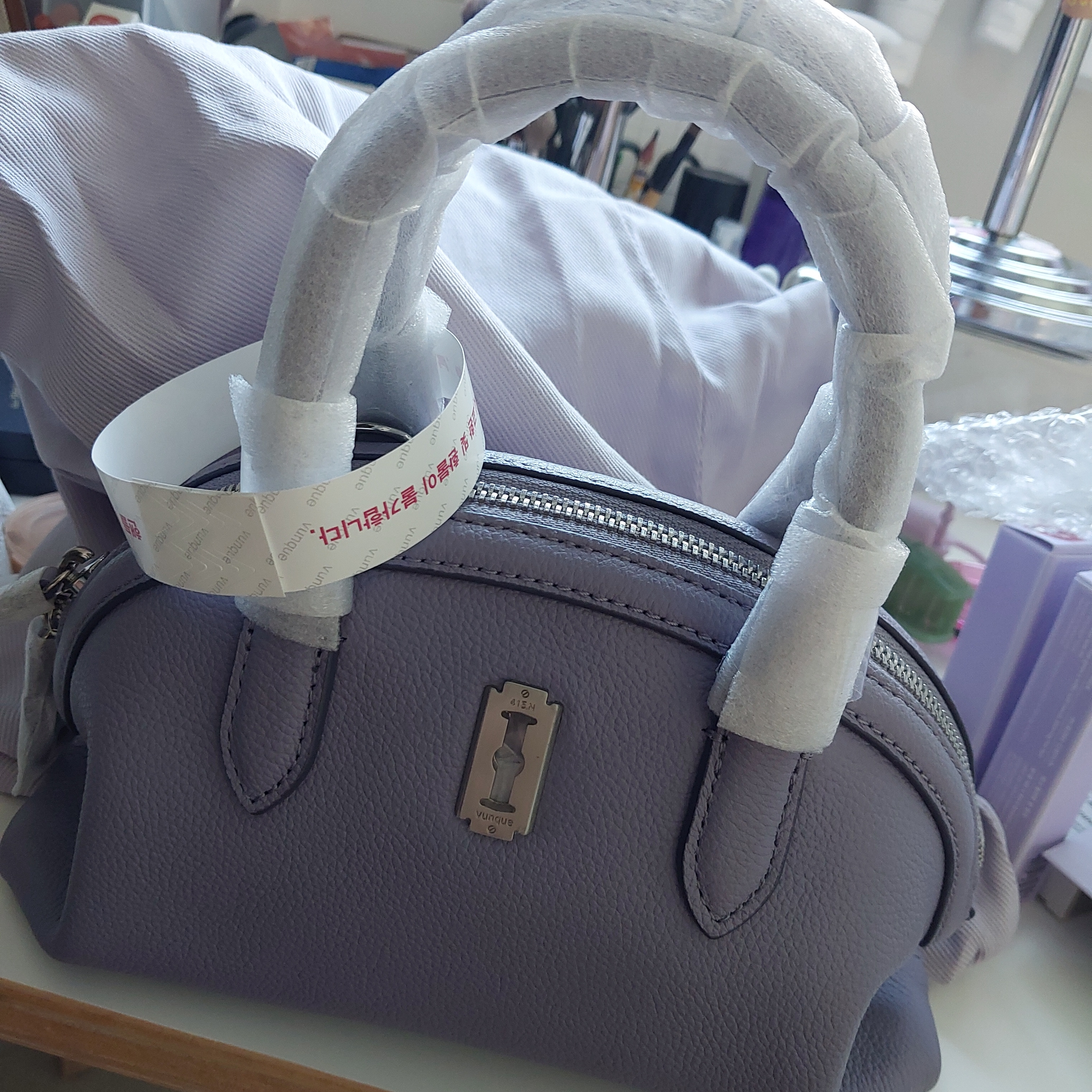 vunque Halfmoon Curve Tote S Fuzzy Purple 착용 스타일