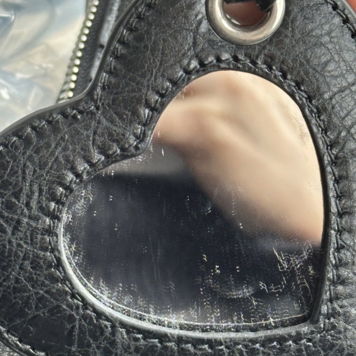 Balenciaga Arena Lambskin Le Cagole XS Shoulder Bag Black 착용 스타일