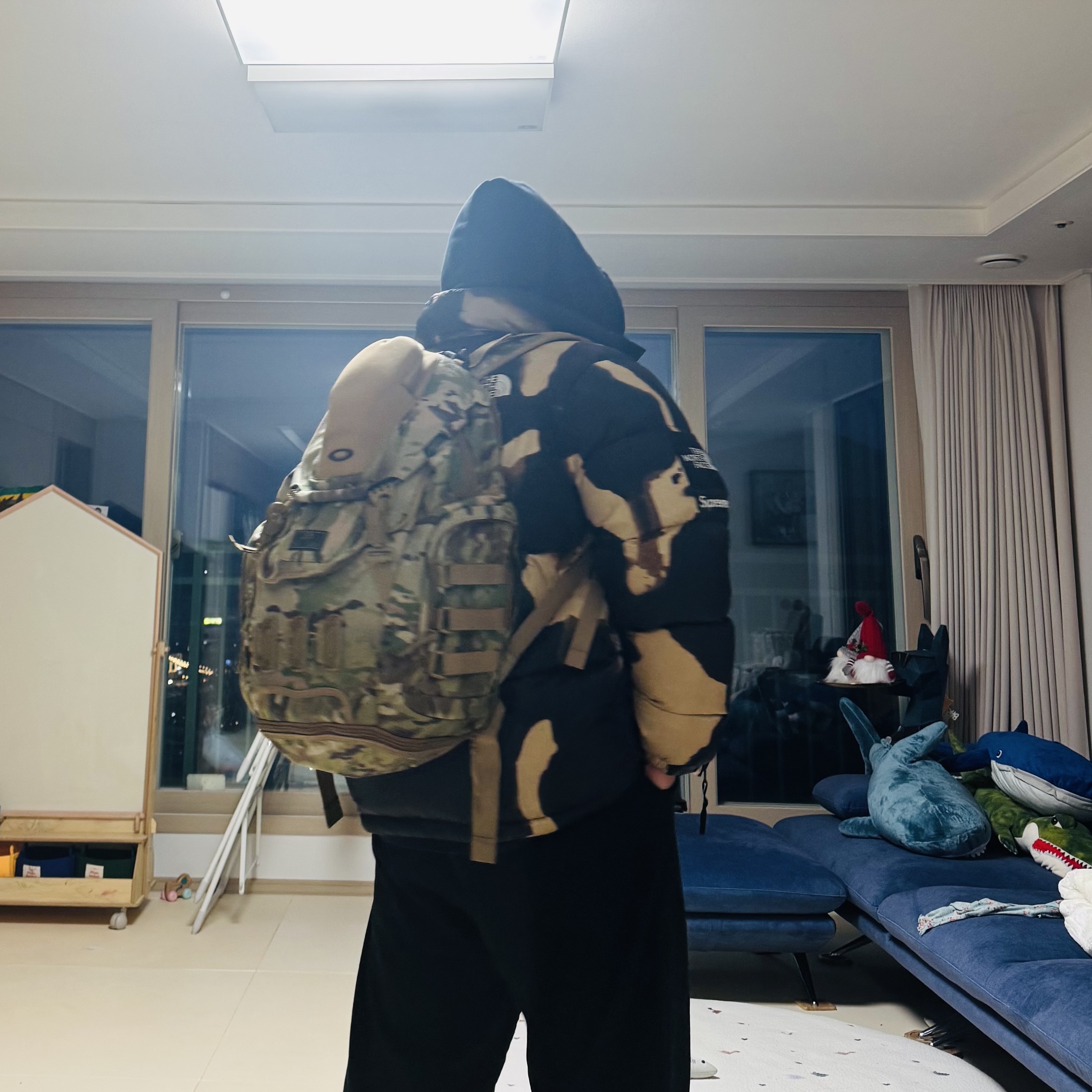 Oakley SI Kitchen Sink Backpack Multicam, Supreme x The North Face Bleached Denim Print Nuptse Jacket Black - 21FW 착용 스타일