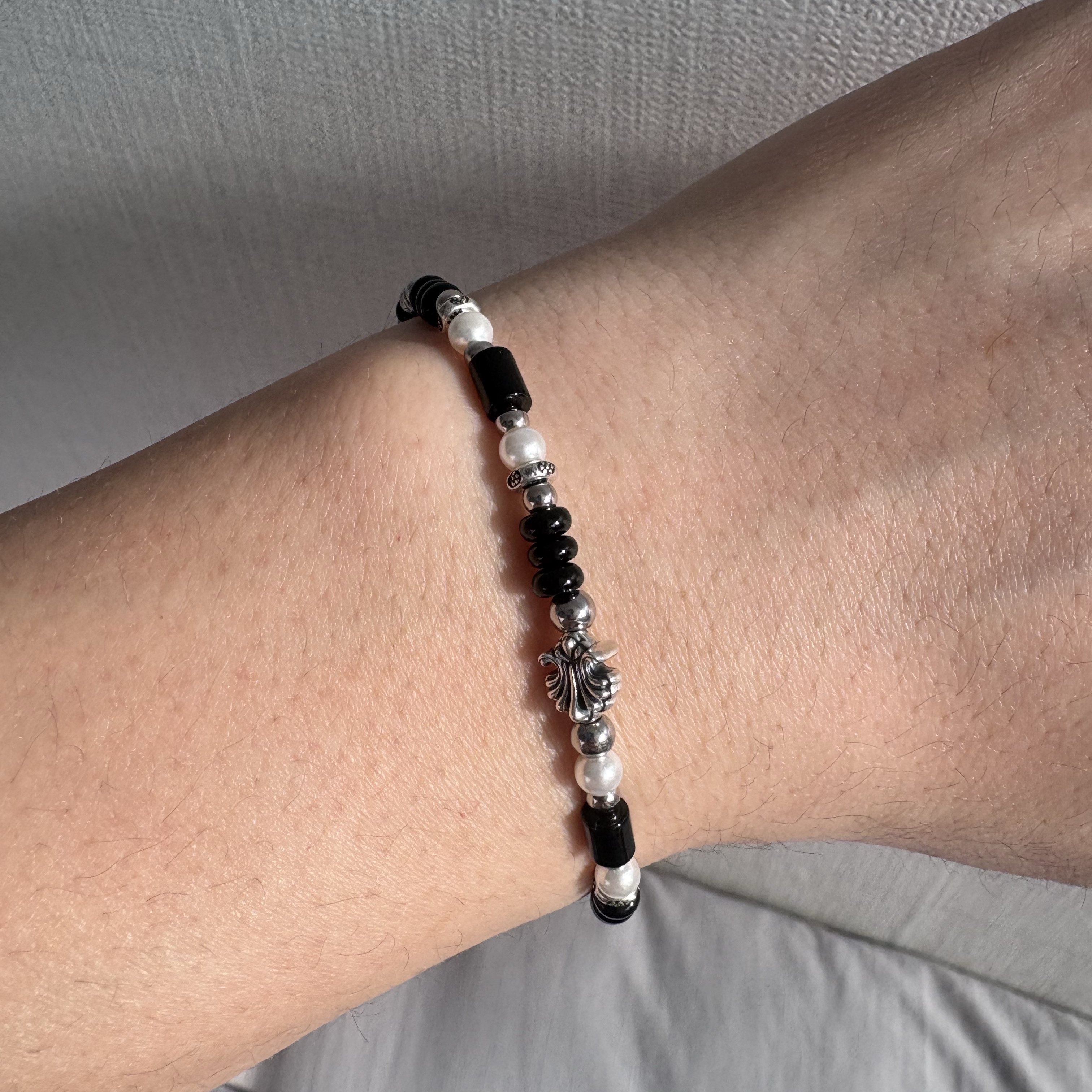 [KREAM 단독] Scudo Shell Black Pearl Beads Bracelet 착용 스타일