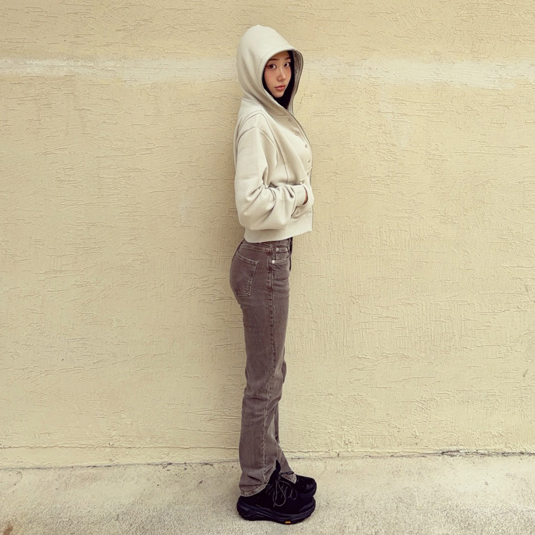 Thevinylhouse Studded Full Zip-Up Hoodie Beige 착용 스타일